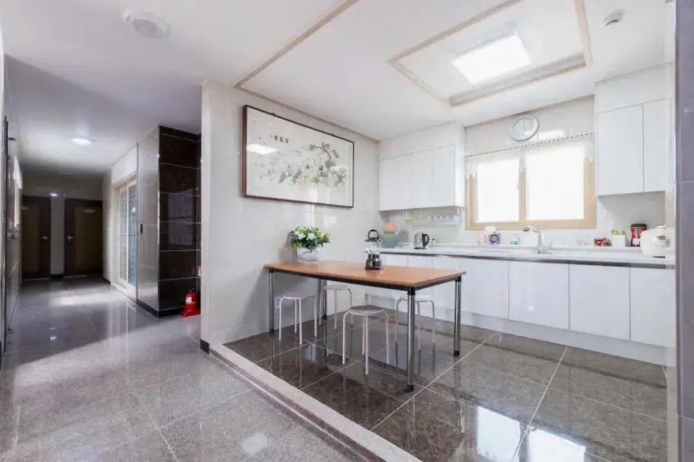 Triple Room with Private Bathroom in Hub Guest House Triple Room with Private Bathroom in Hub Guest House