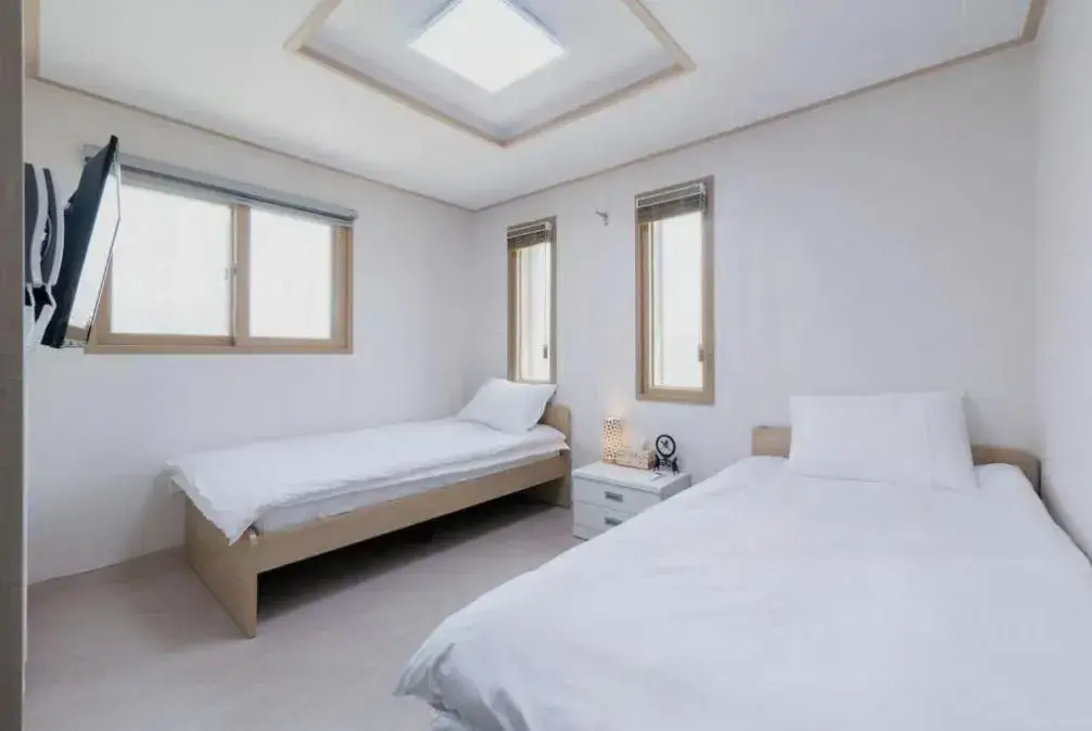 Twin Room with Private Bathroom - single occupancy in Hub Guest House Twin Room with Private Bathroom - single occupancy in Hub Guest House