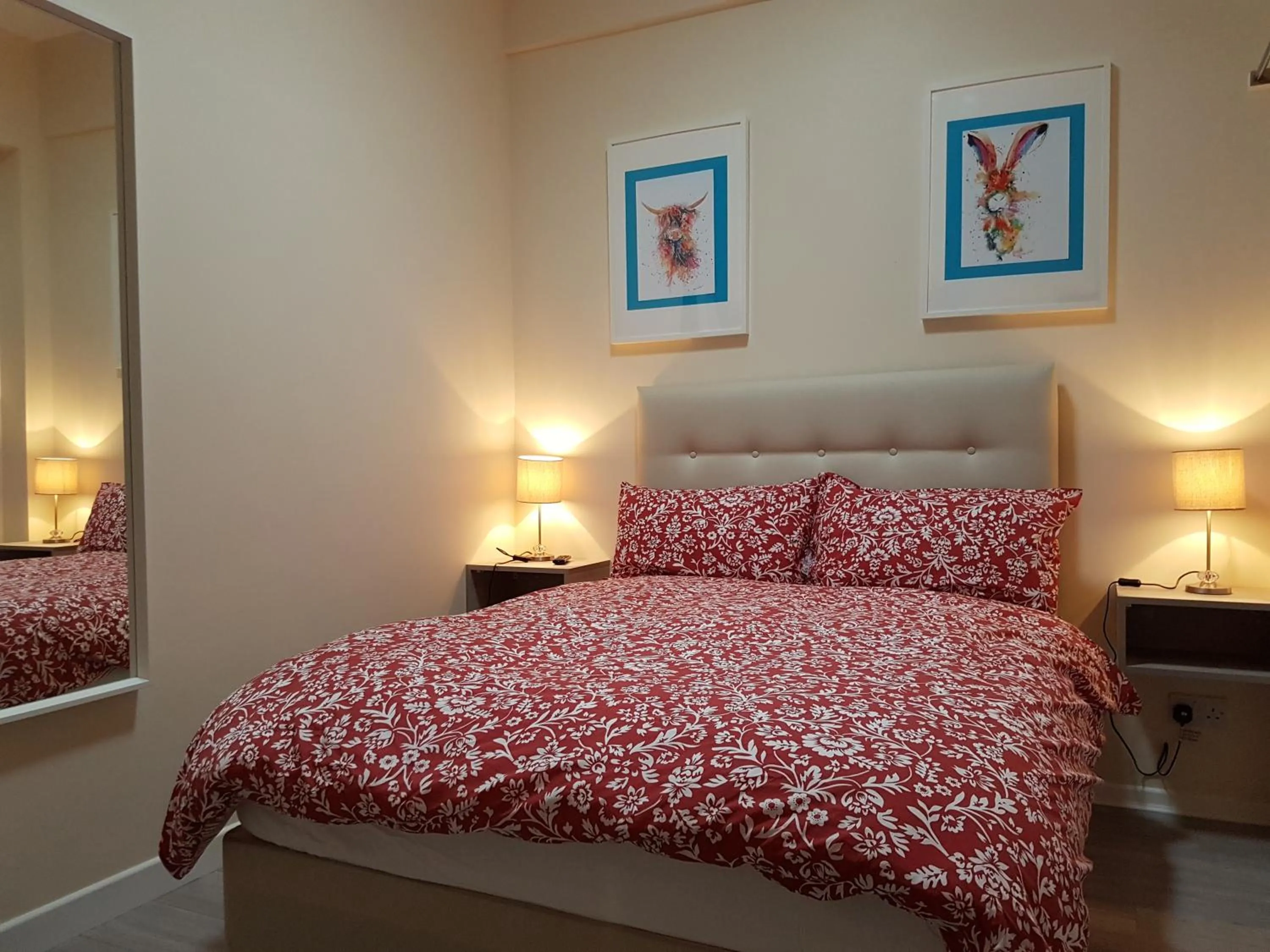 Shower, Bed in Grant Rooms