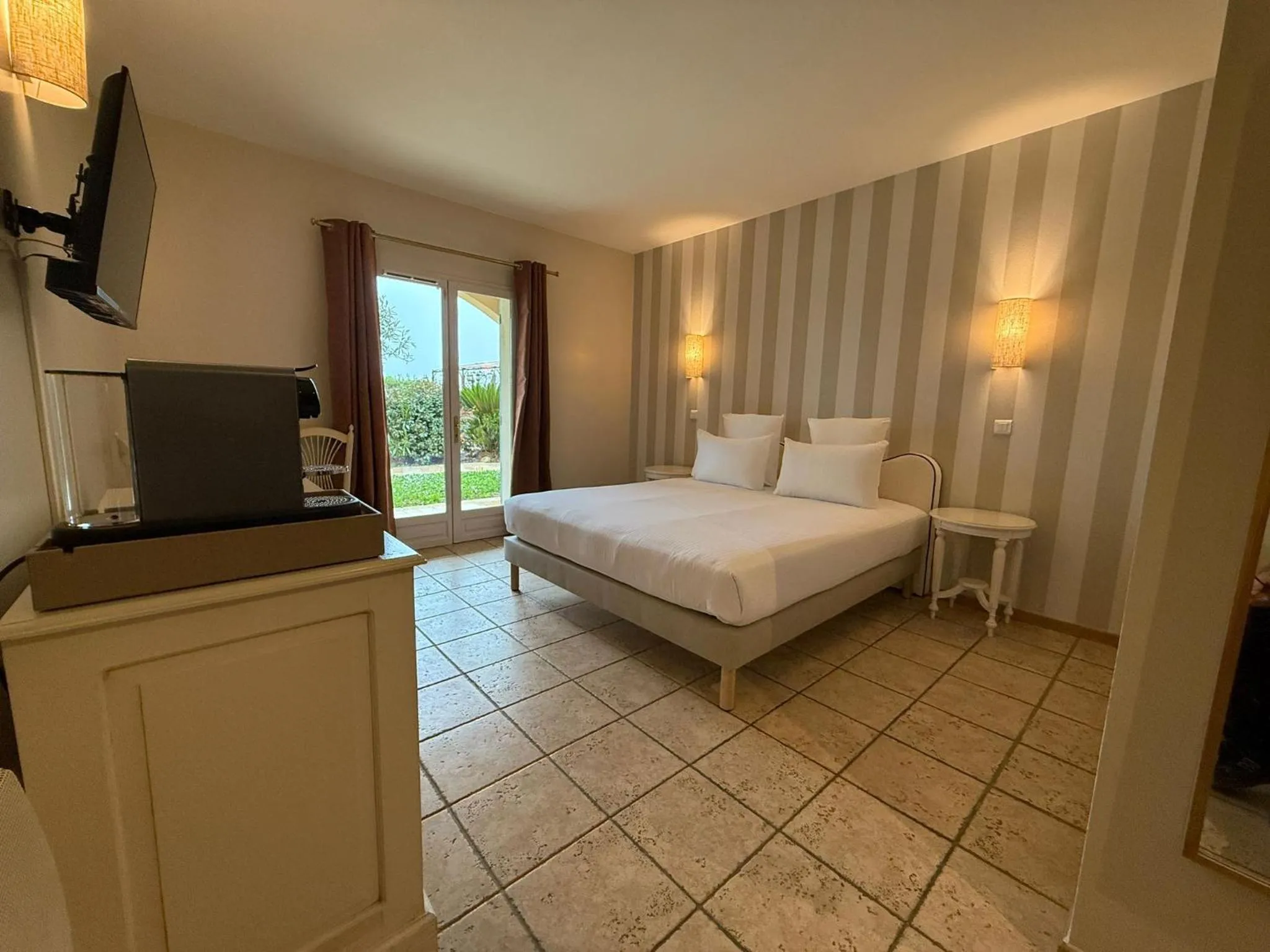 Photo of the whole room, Bed in CÉRÈS - Boutique-Hôtel & Spa