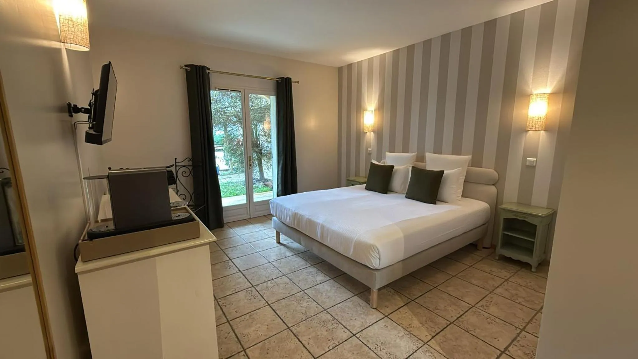 Photo of the whole room, Bed in CÉRÈS - Boutique-Hôtel & Spa