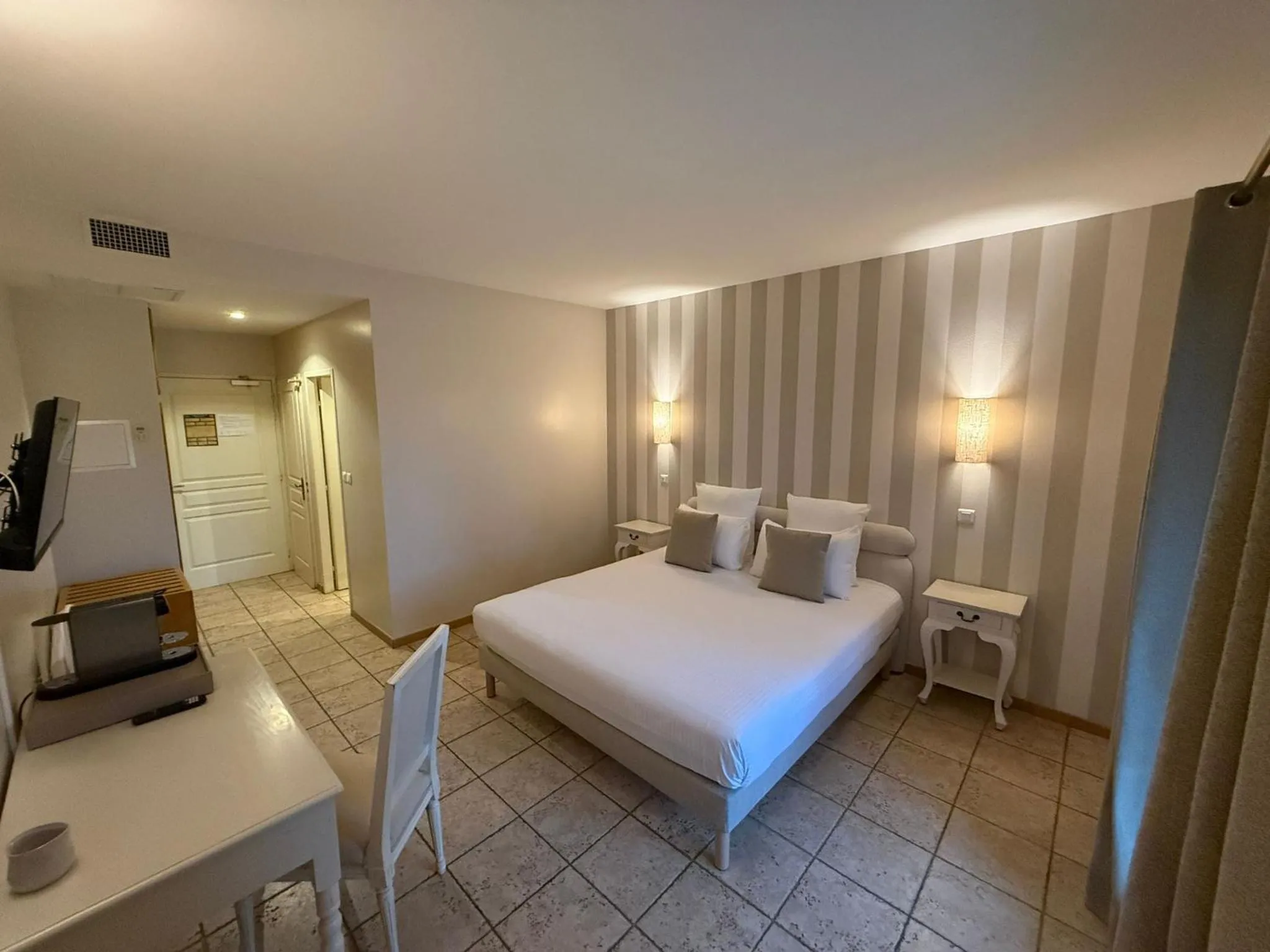 Photo of the whole room, Bed in CÉRÈS - Boutique-Hôtel & Spa