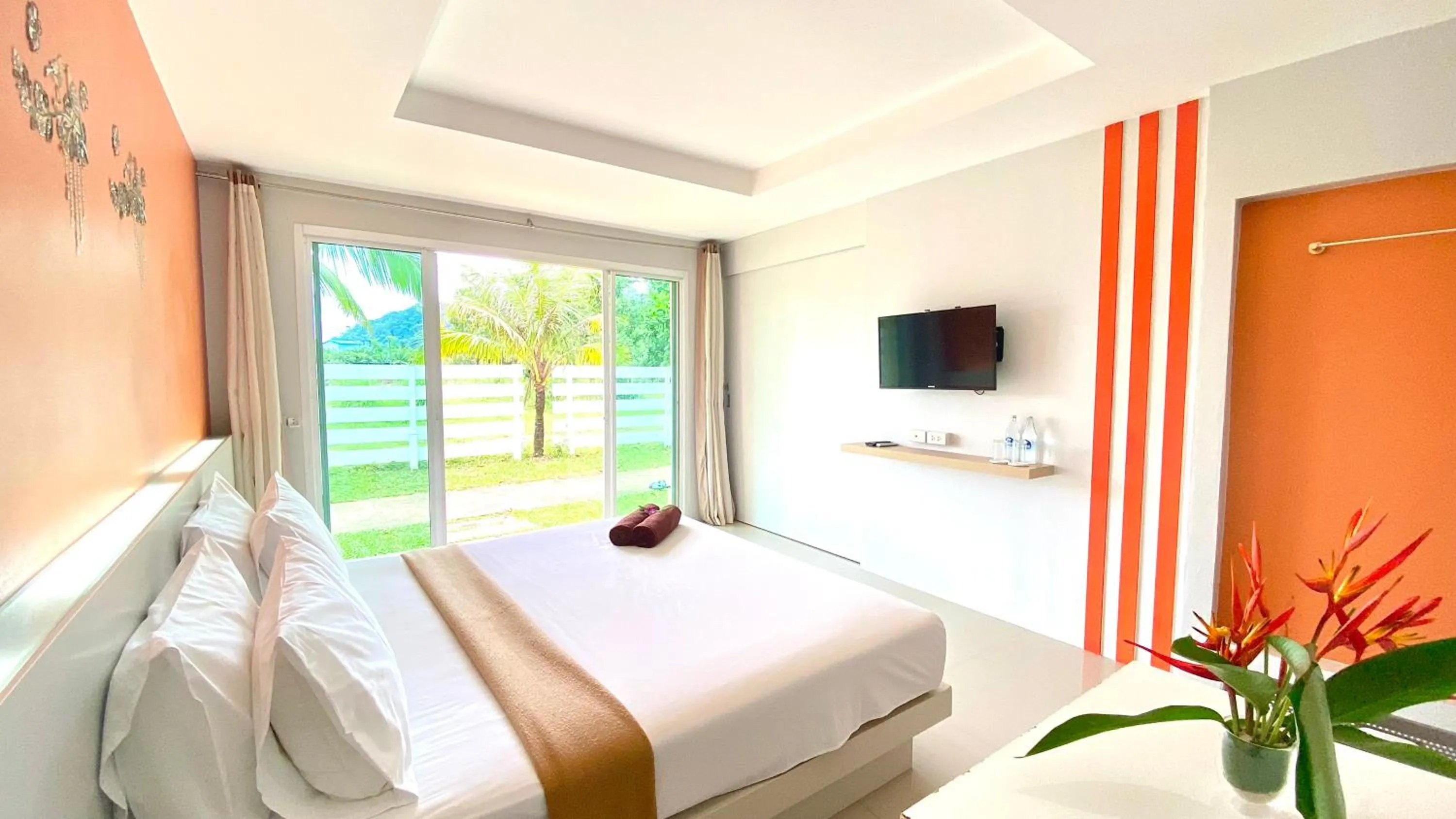 Shower, Bed in Kuapa Resort