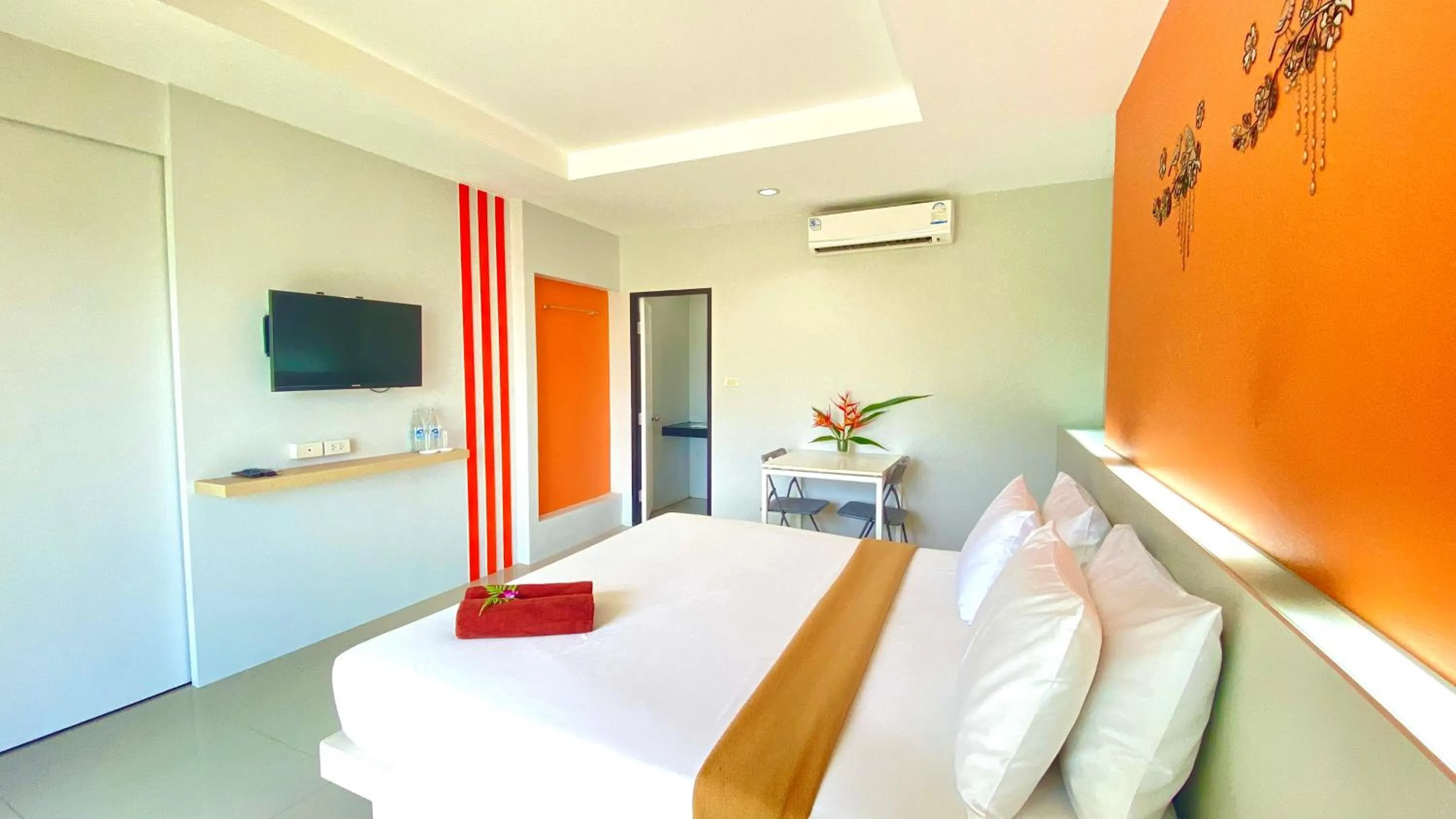 Shower, Bed in Kuapa Resort