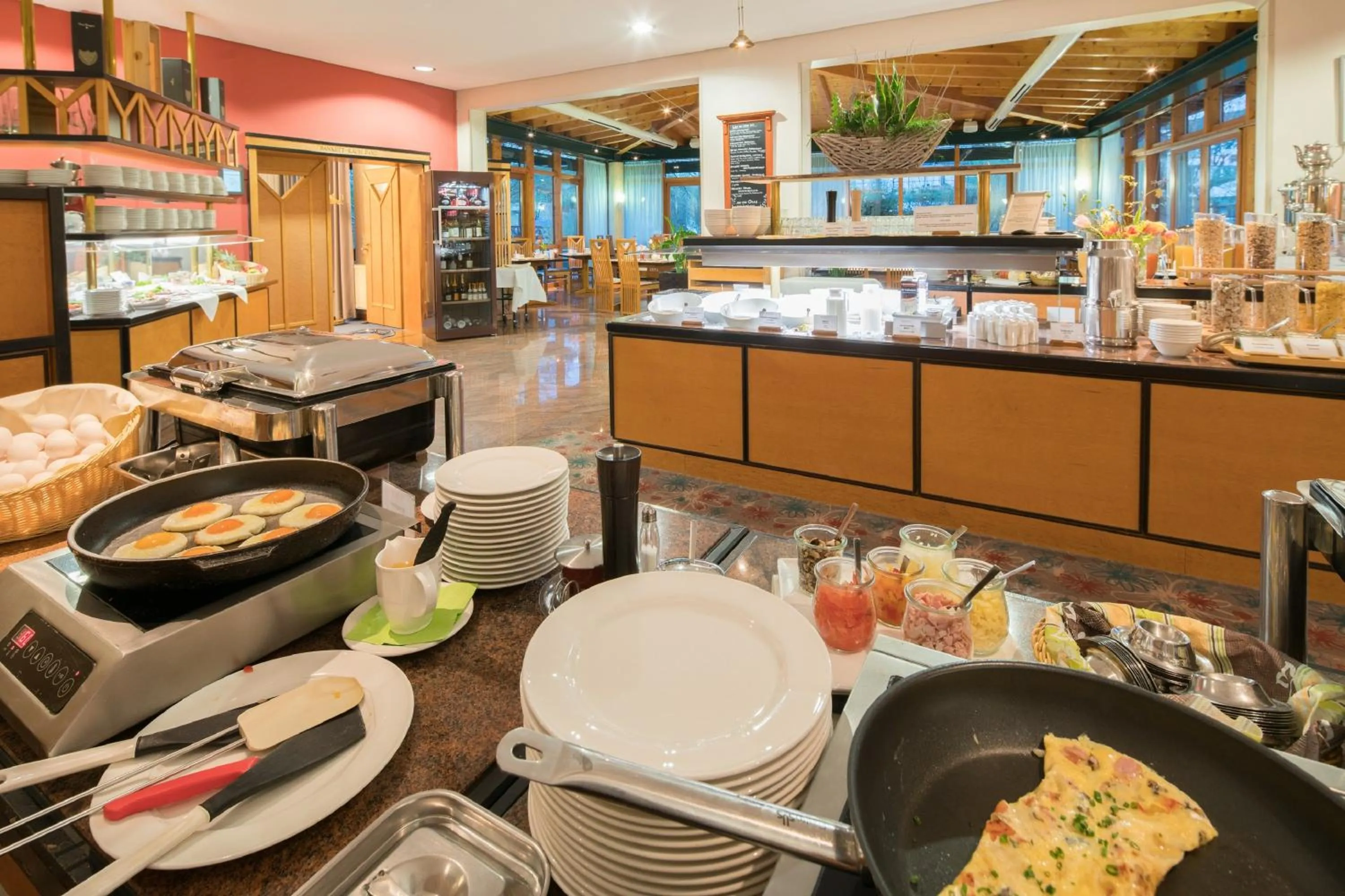 Buffet breakfast in Best Western Plus Kurhotel an der Obermaintherme