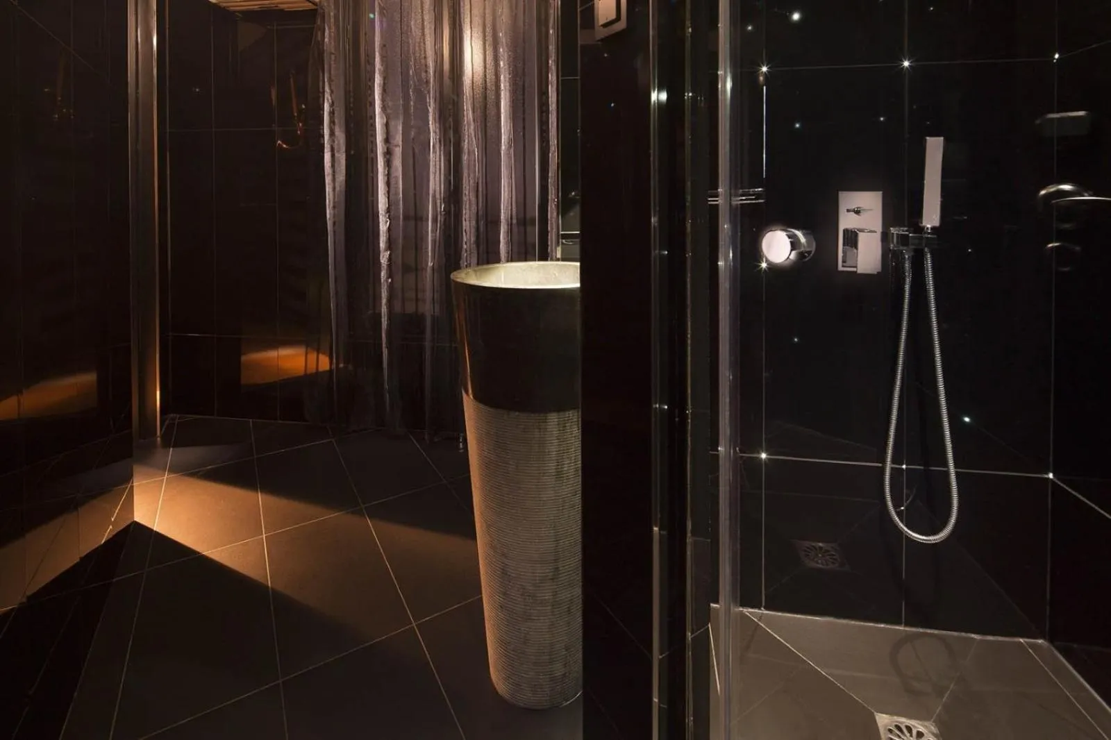 Shower in New Hotel République