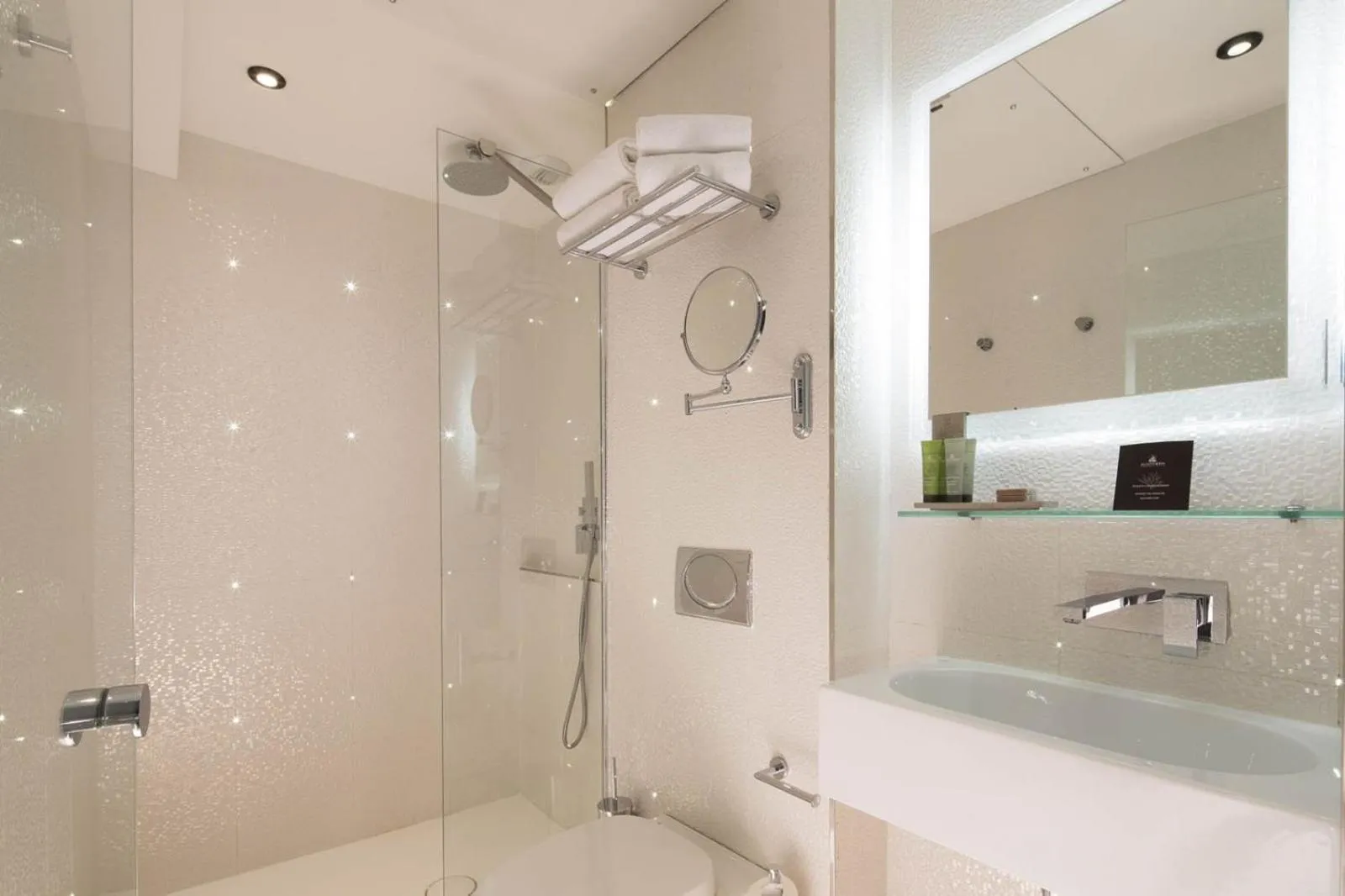 Bathroom in New Hotel République