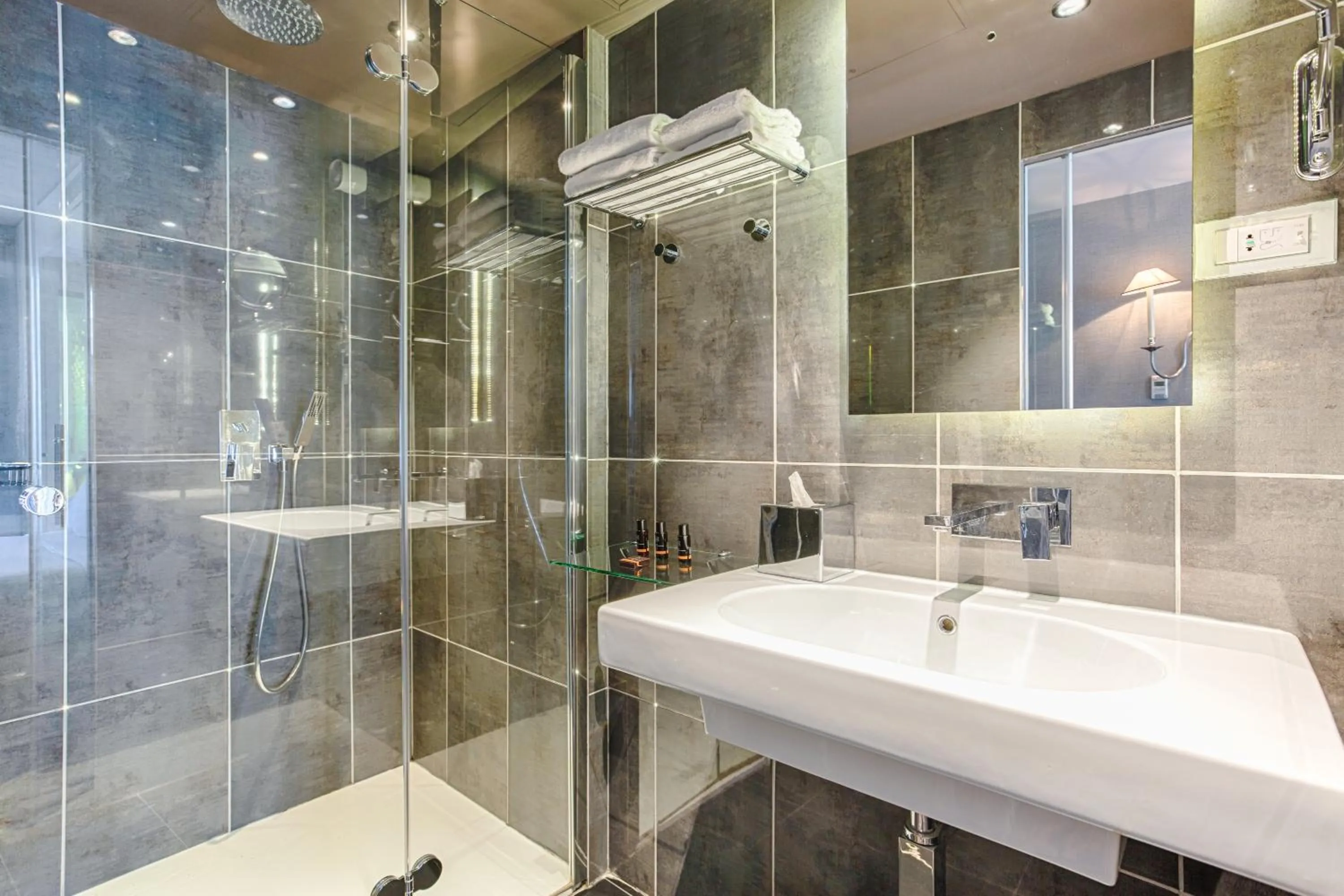 Bathroom in New Hotel République