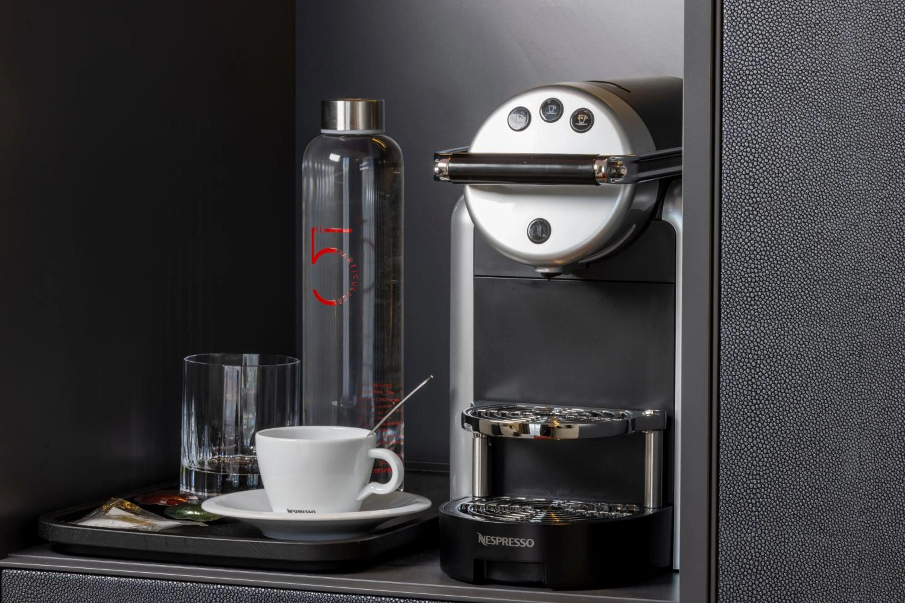 Coffee/tea facilities in Le 5 Particulier