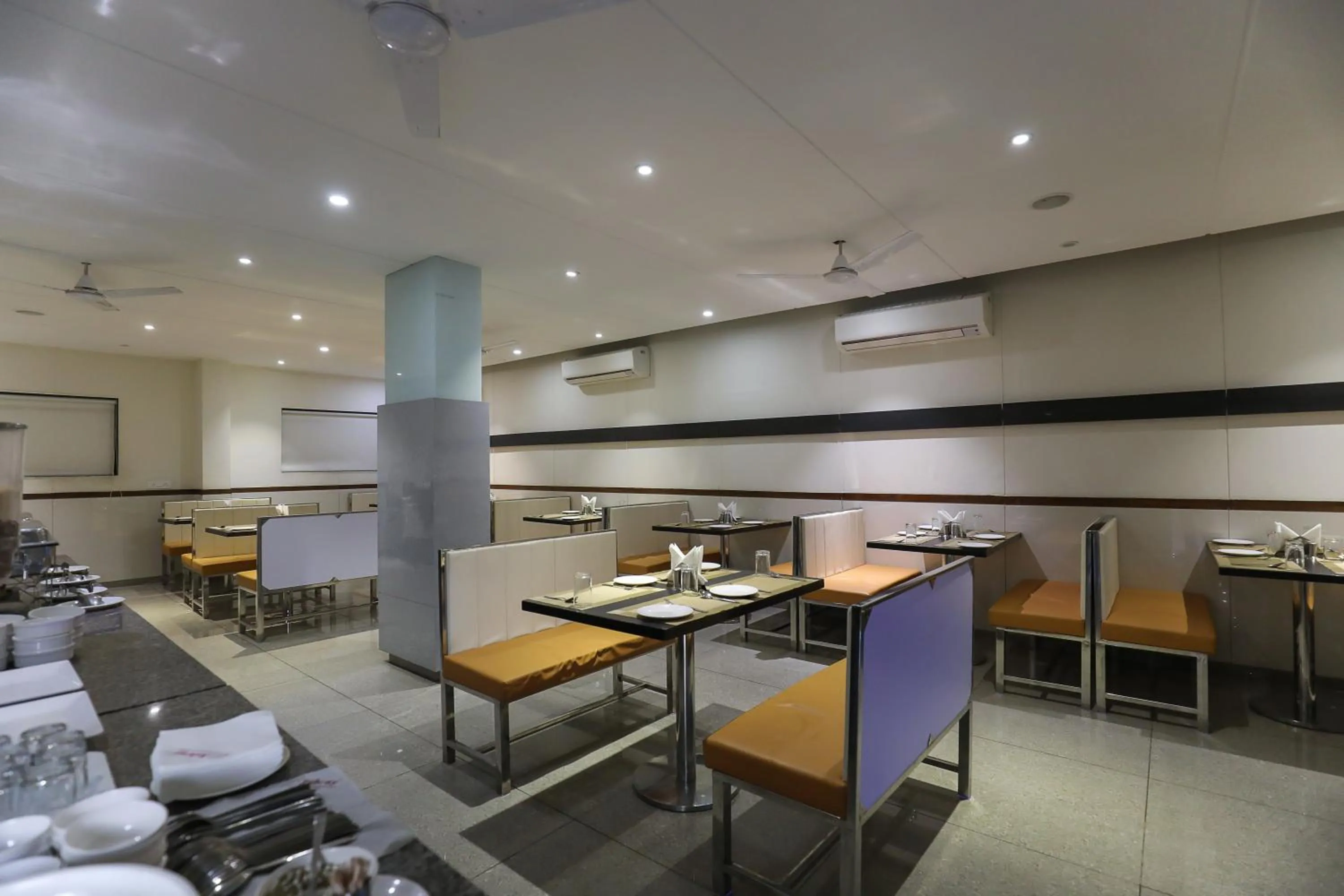 Seating area in Hotel Ashray Inn Express