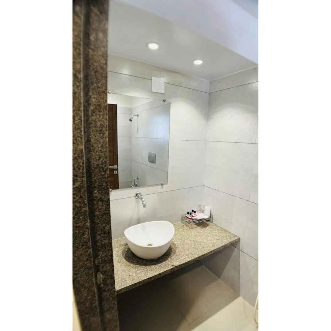 Bathroom in Hotel Ashray Inn Express