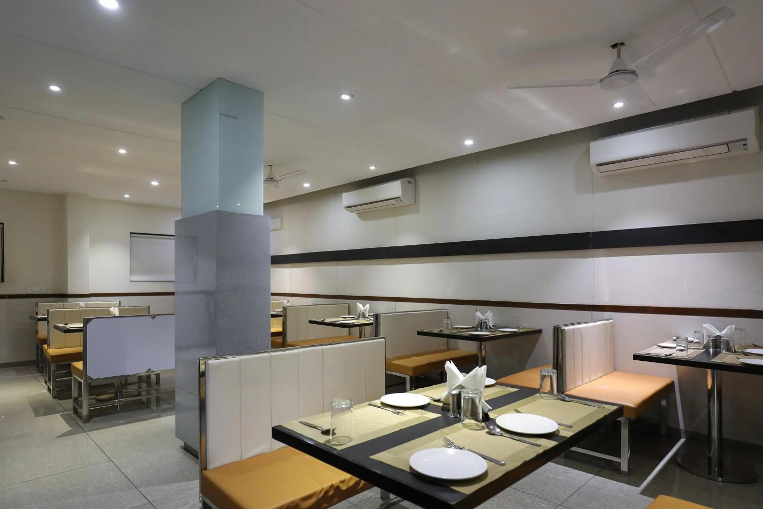 Restaurant/places to eat in Hotel Ashray Inn Express