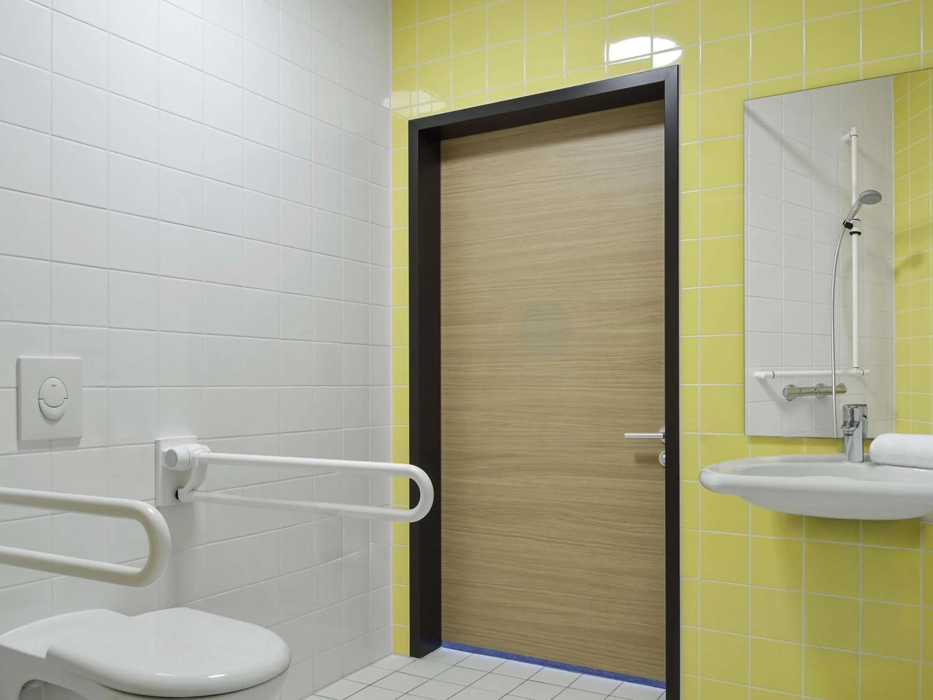 Shower in B&B Hotel Halle (Saale)