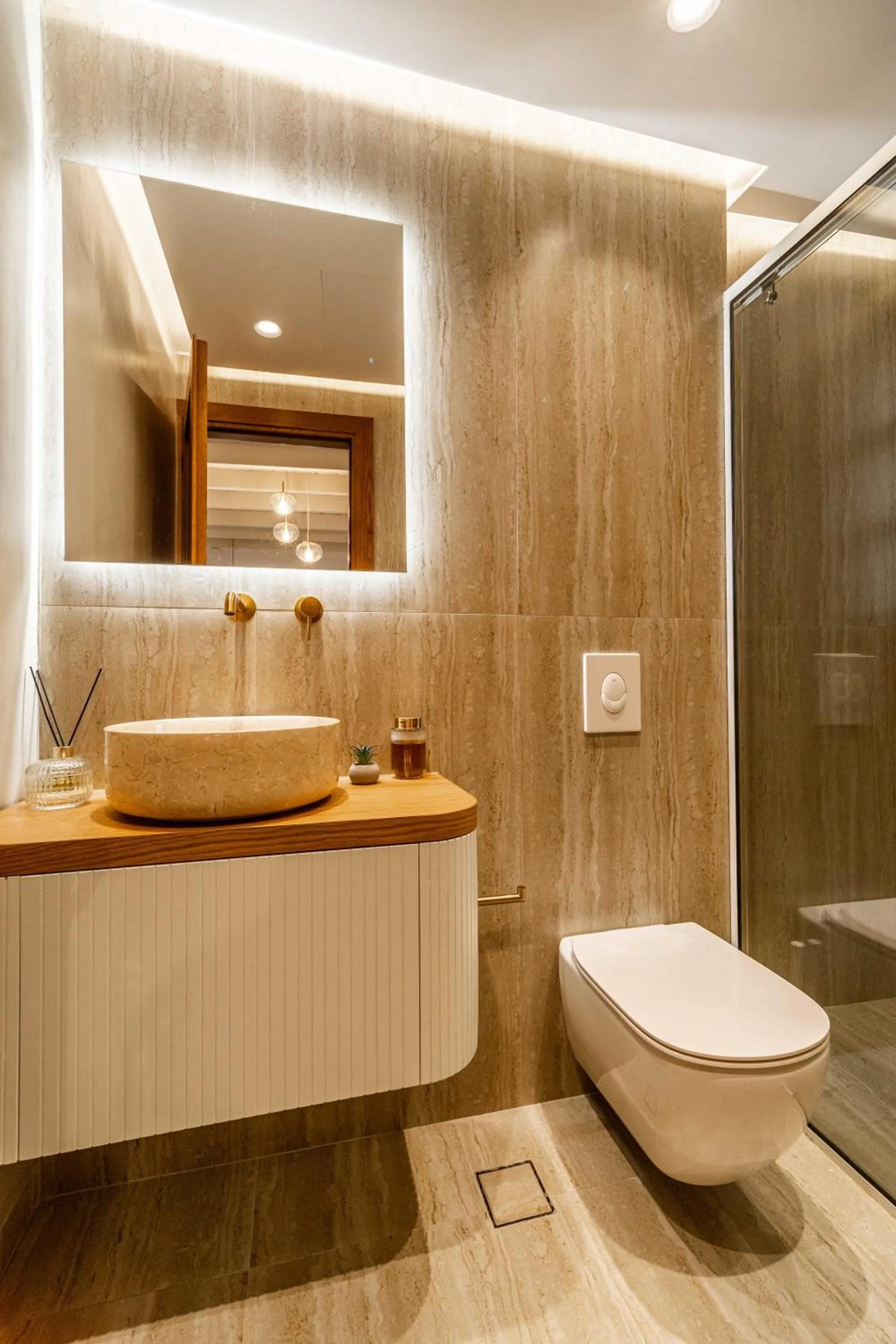 Shower in Lithinon Luxury Suites with Free Parking