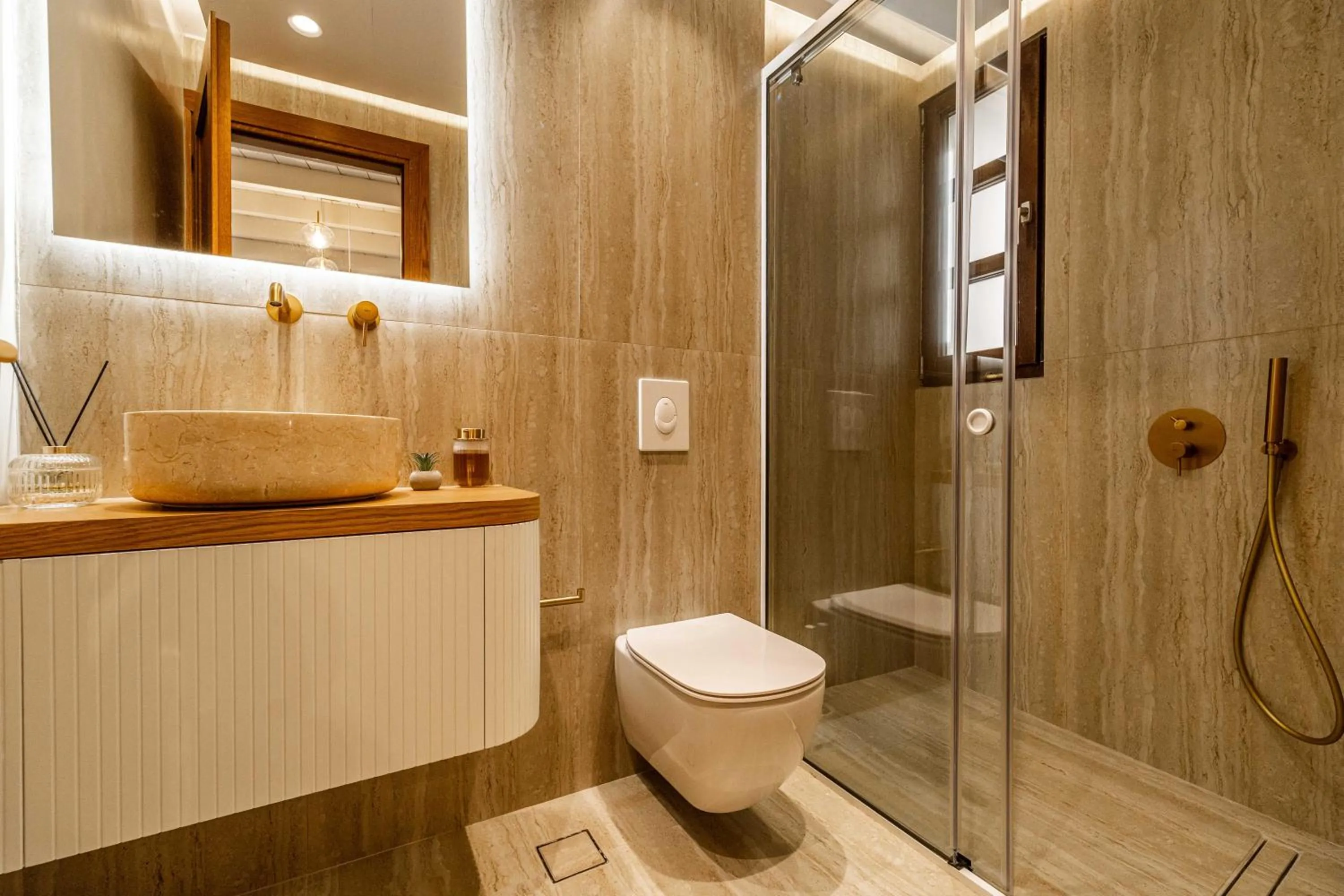 Shower in Lithinon Luxury Suites with Free Parking