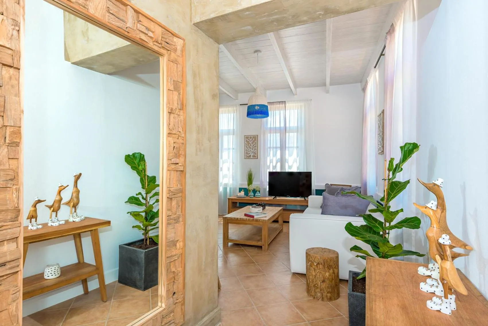 Communal lounge/ TV room in Lithinon Luxury Suites with Free Parking