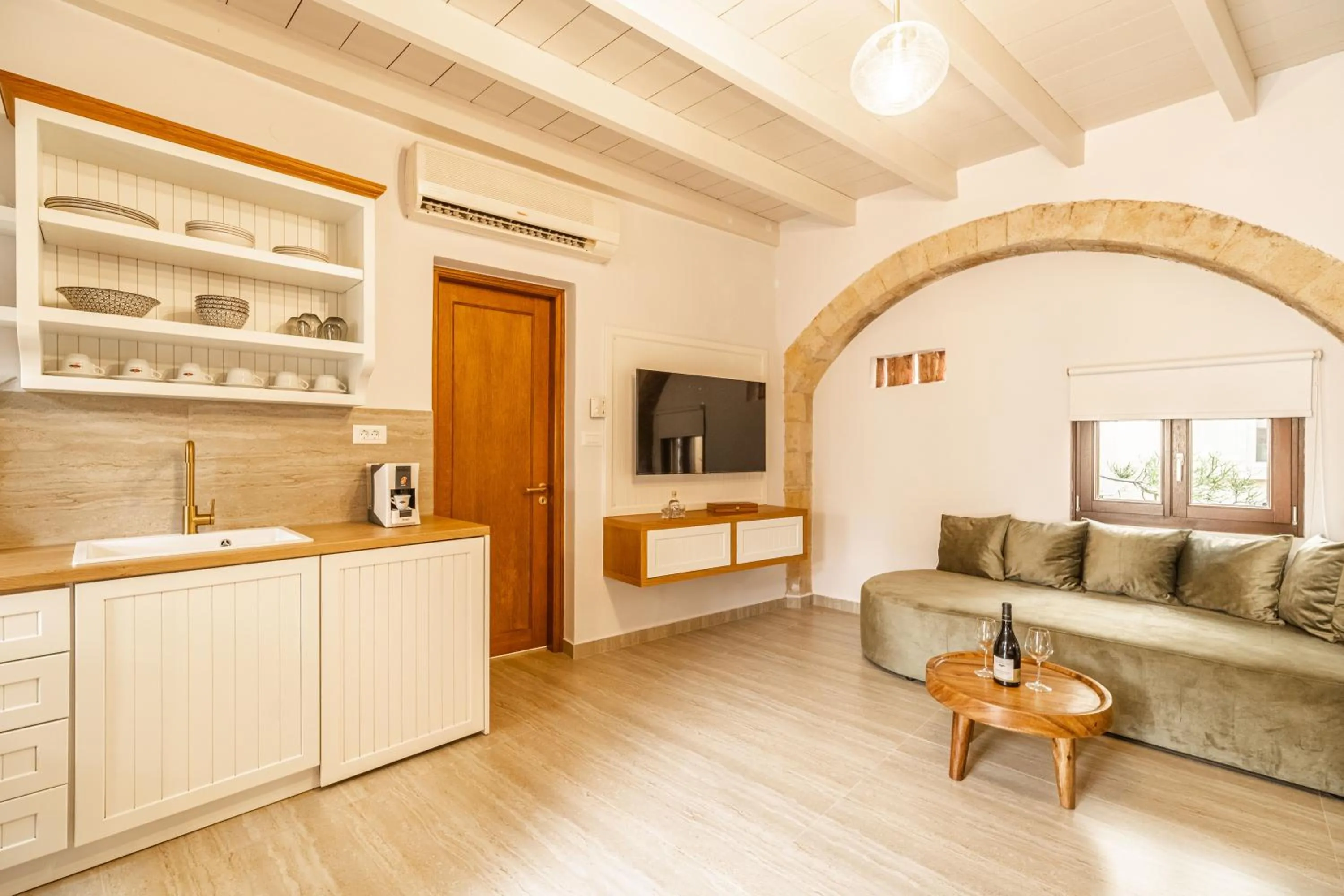 TV and multimedia in Lithinon Luxury Suites with Free Parking