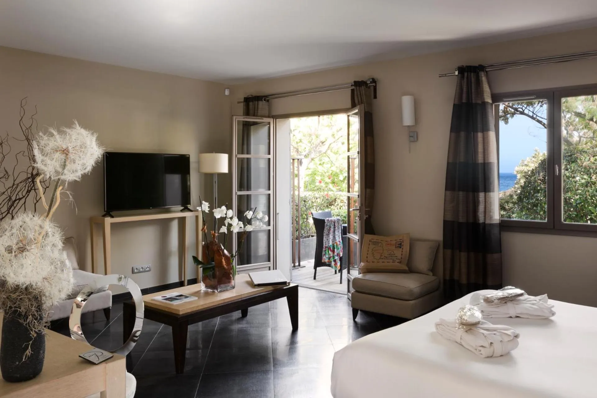 Patio, Bed in Le Pinarello