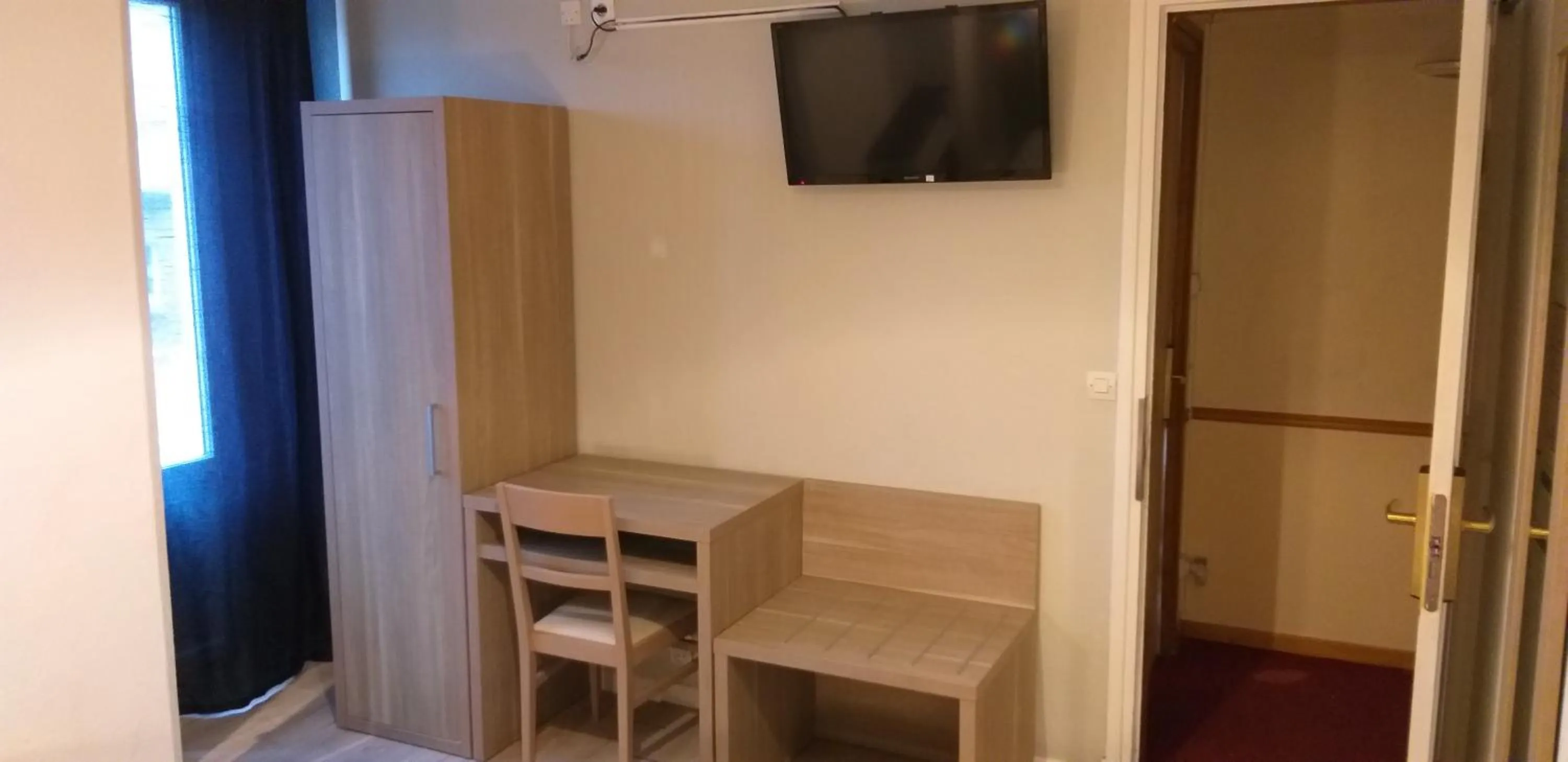 wardrobe in Hôtel Pacific