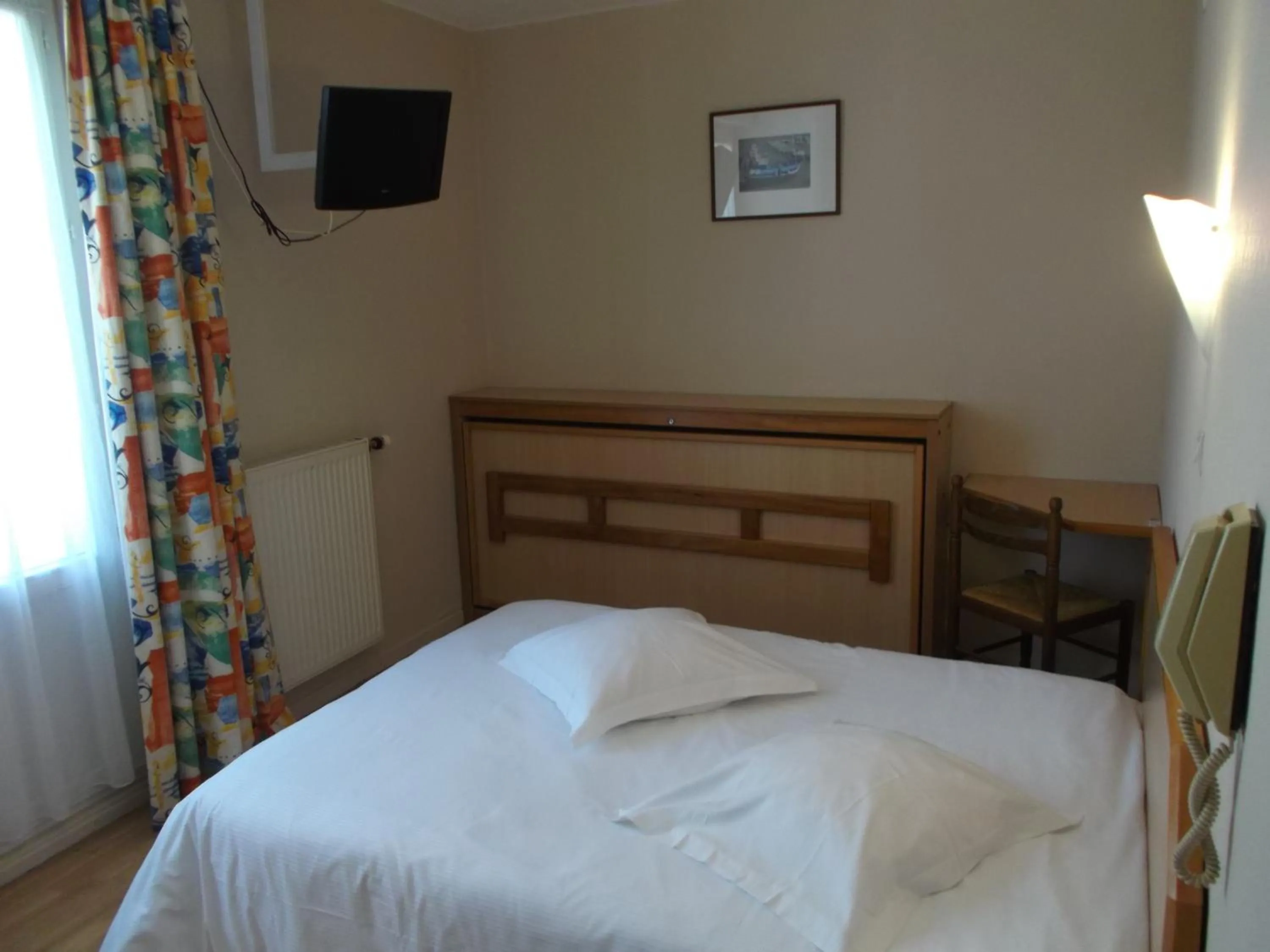 Photo of the whole room, Bed in Hôtel Pacific