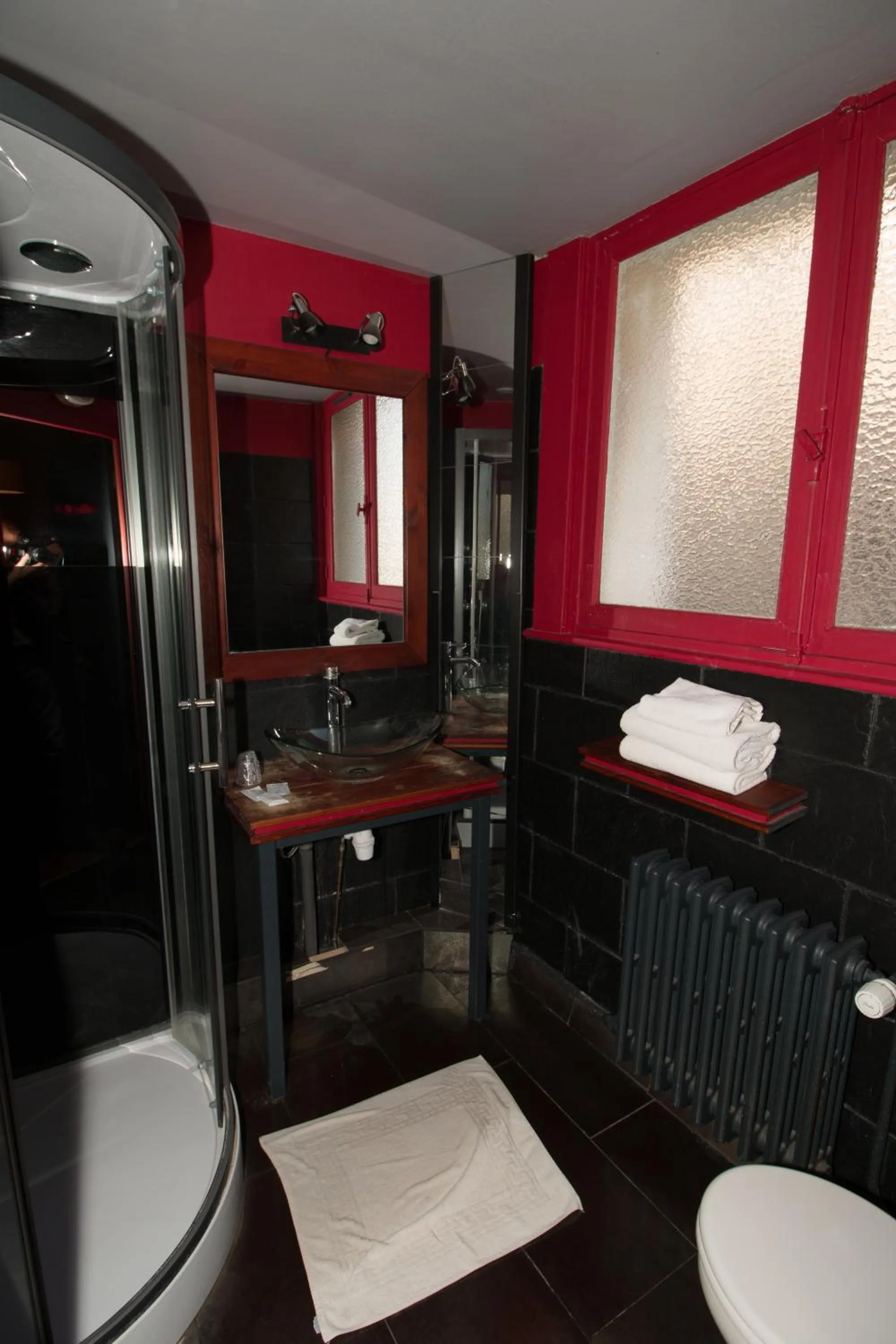 Shower in Hôtel Pacific