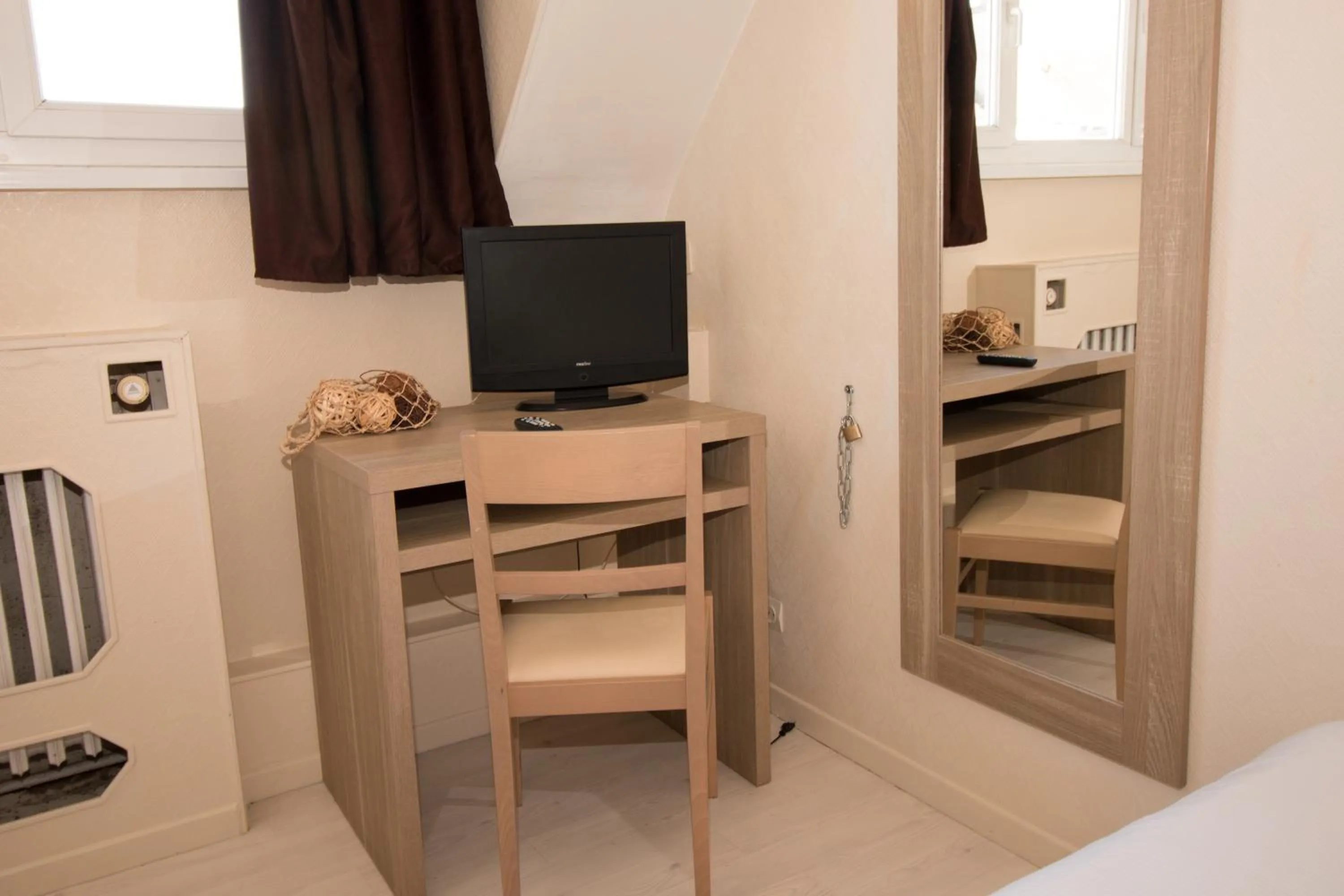 TV and multimedia in Hôtel Pacific