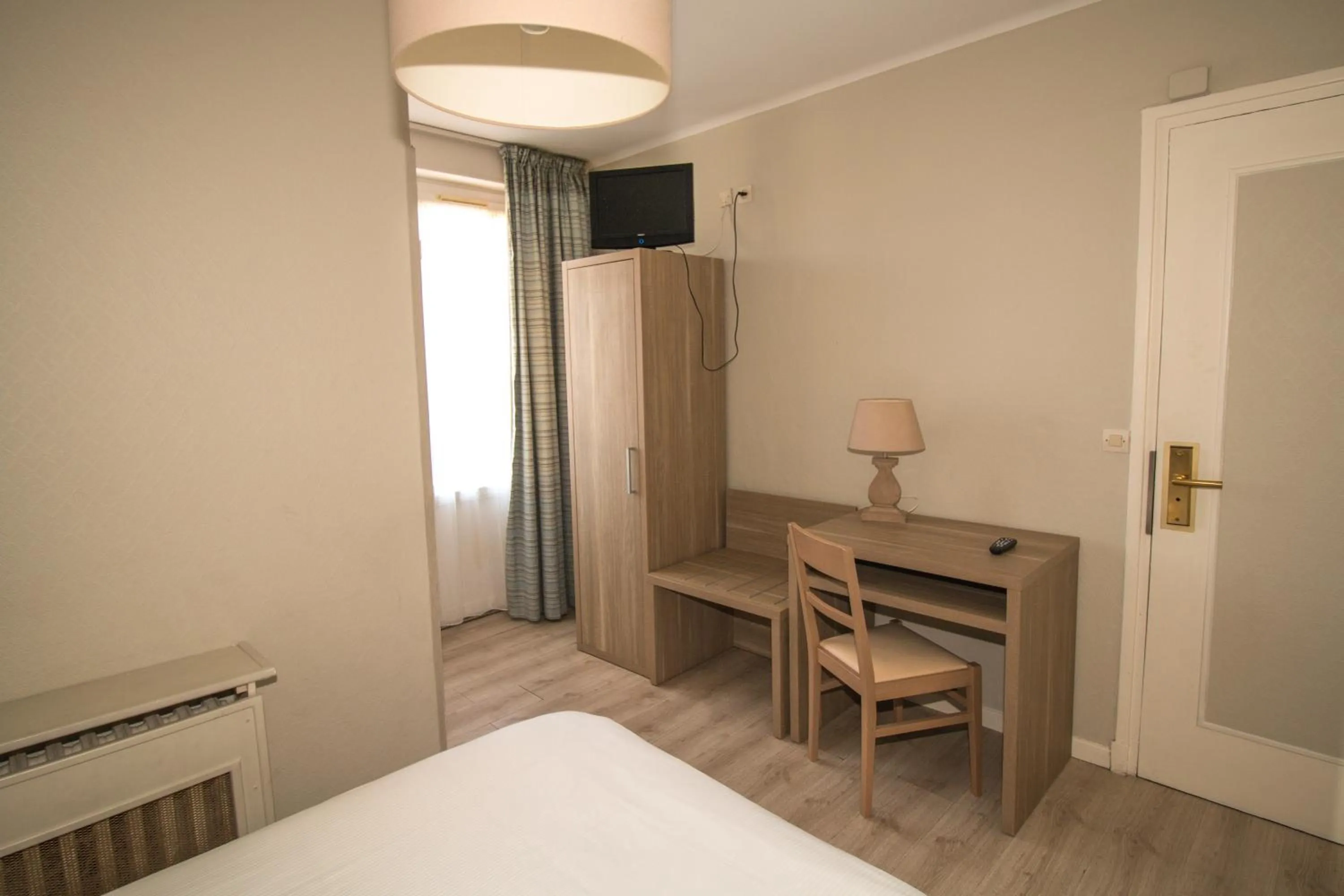 Seating area, Bed in Hôtel Pacific