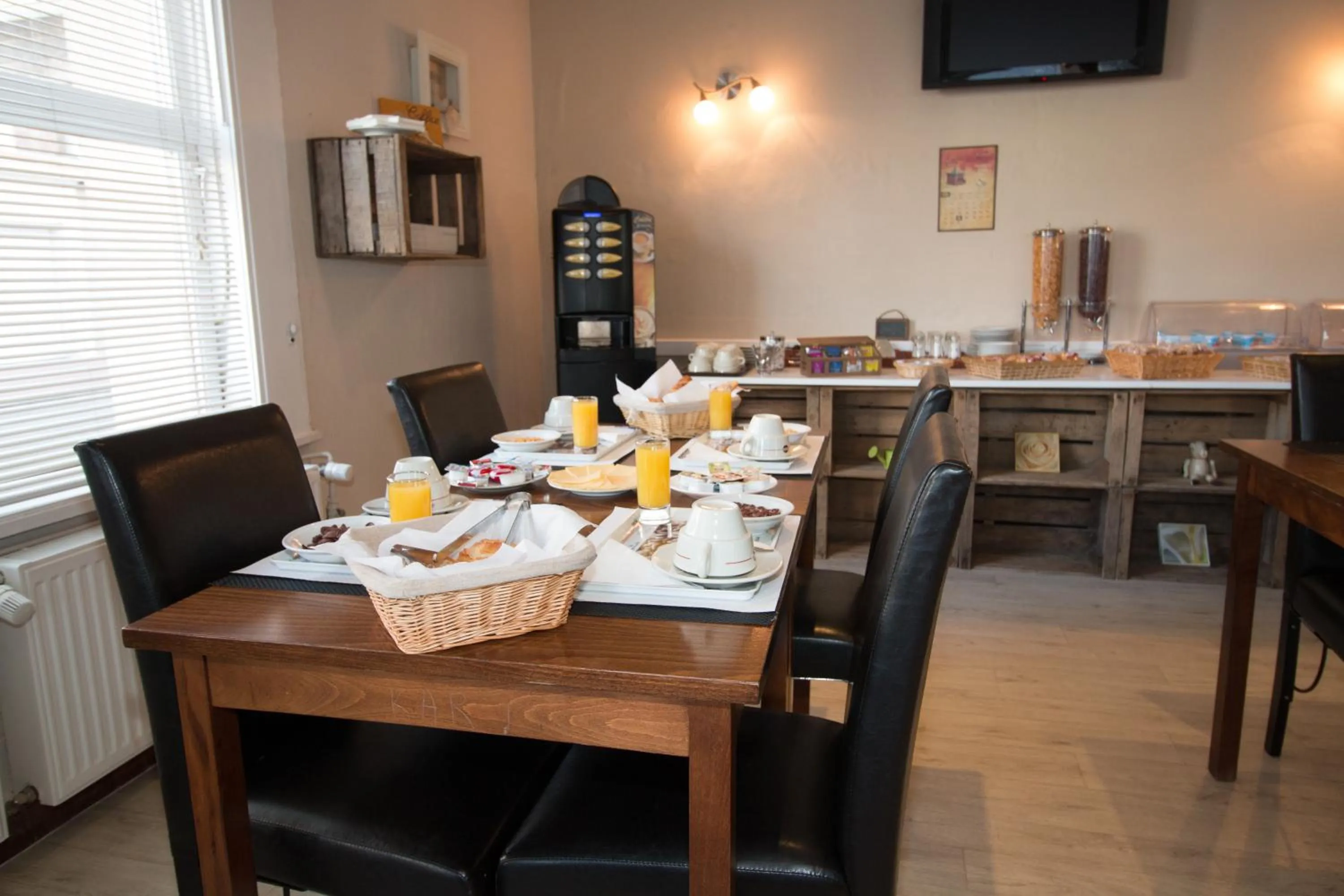 Restaurant/places to eat in Hôtel Pacific