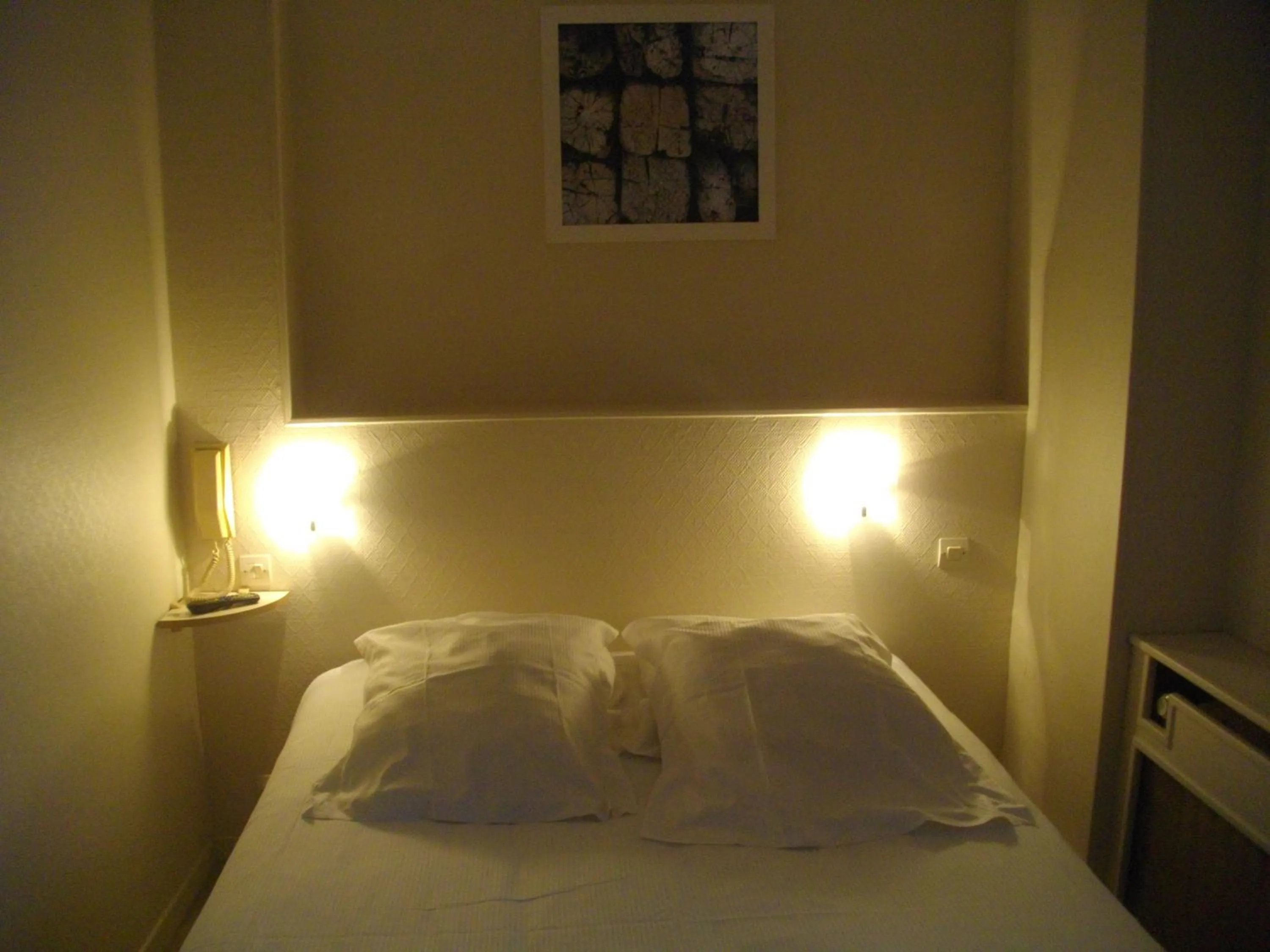 Photo of the whole room, Bed in Hôtel Pacific