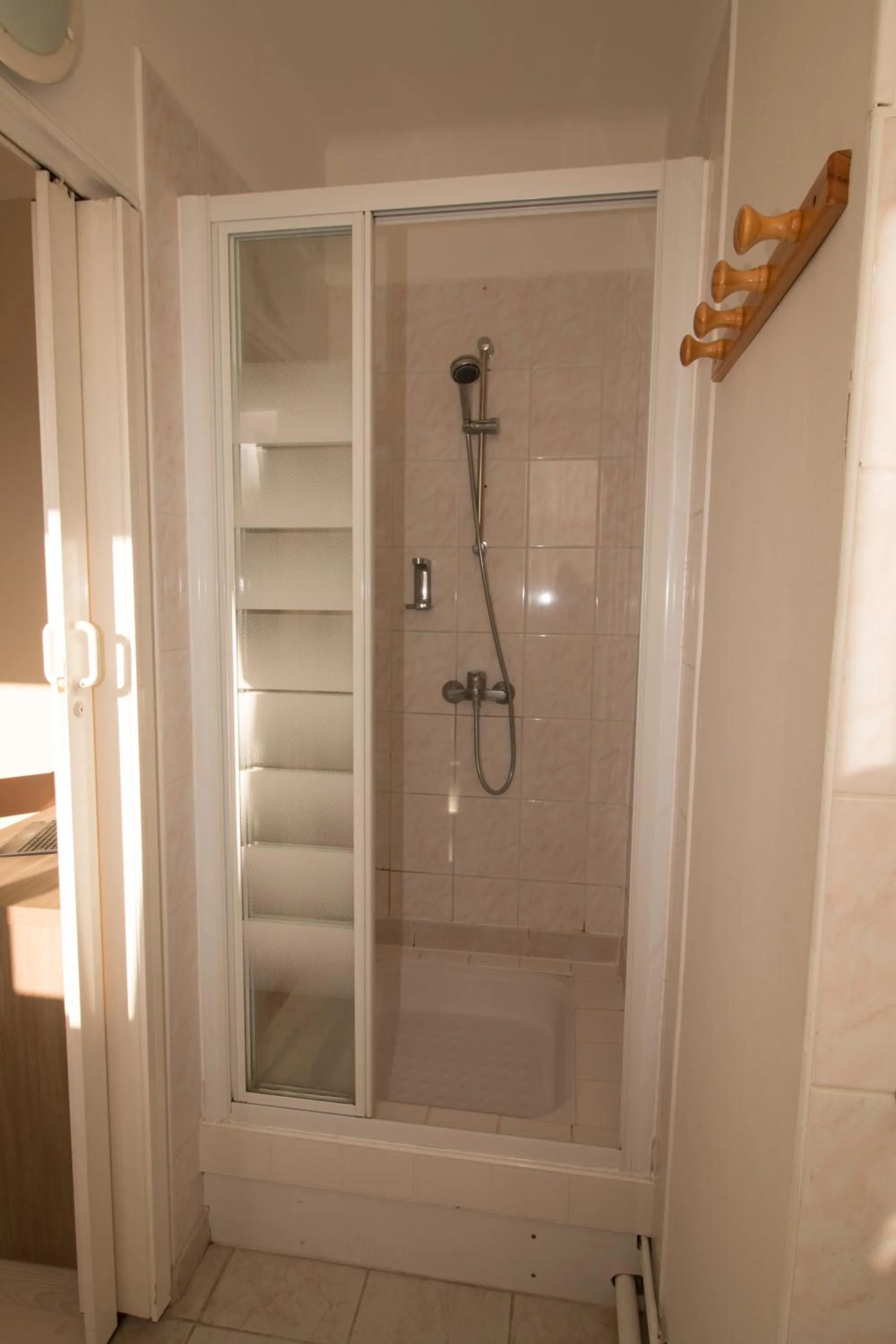 Shower in Hôtel Pacific