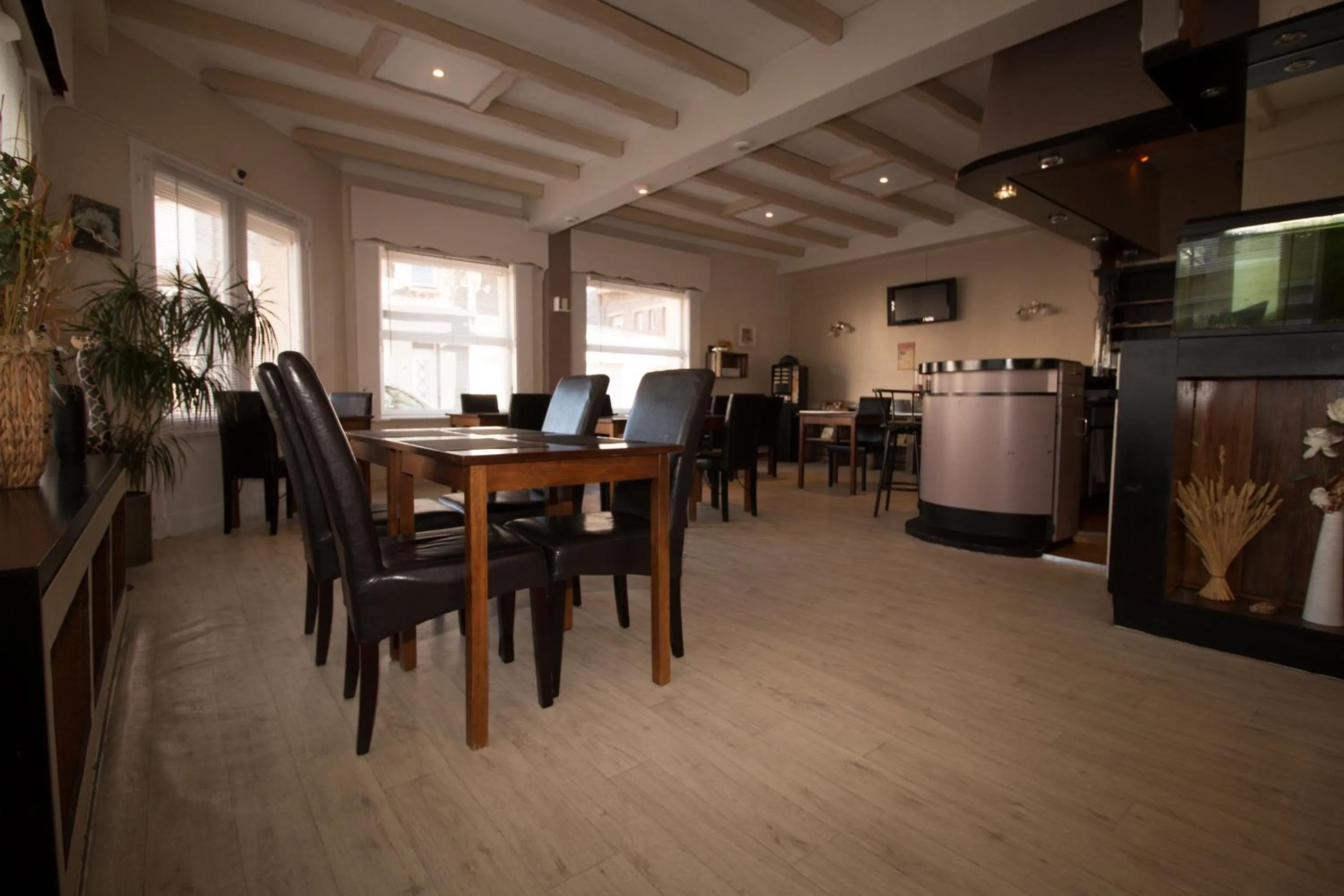 Restaurant/places to eat in Hôtel Pacific