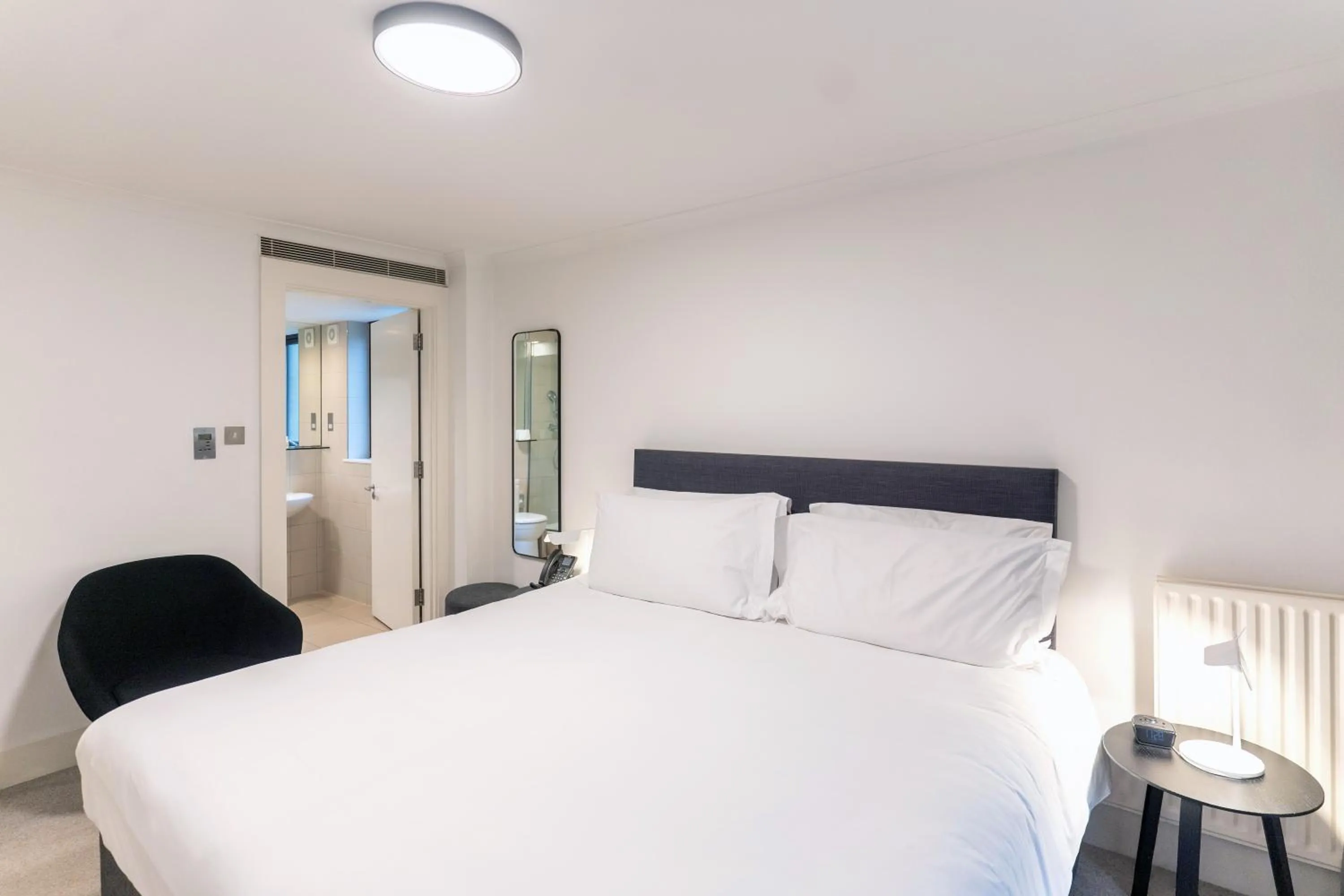 Bathroom, Bed in Monarch House - Serviced Apartments - Kensington