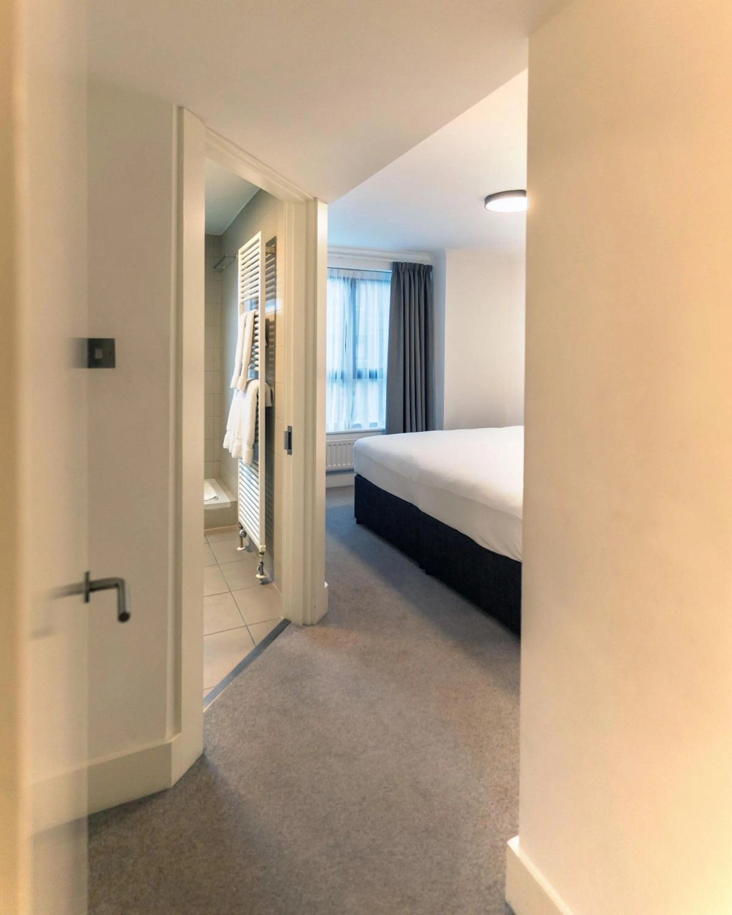 Shower, Bed in Monarch House - Serviced Apartments - Kensington