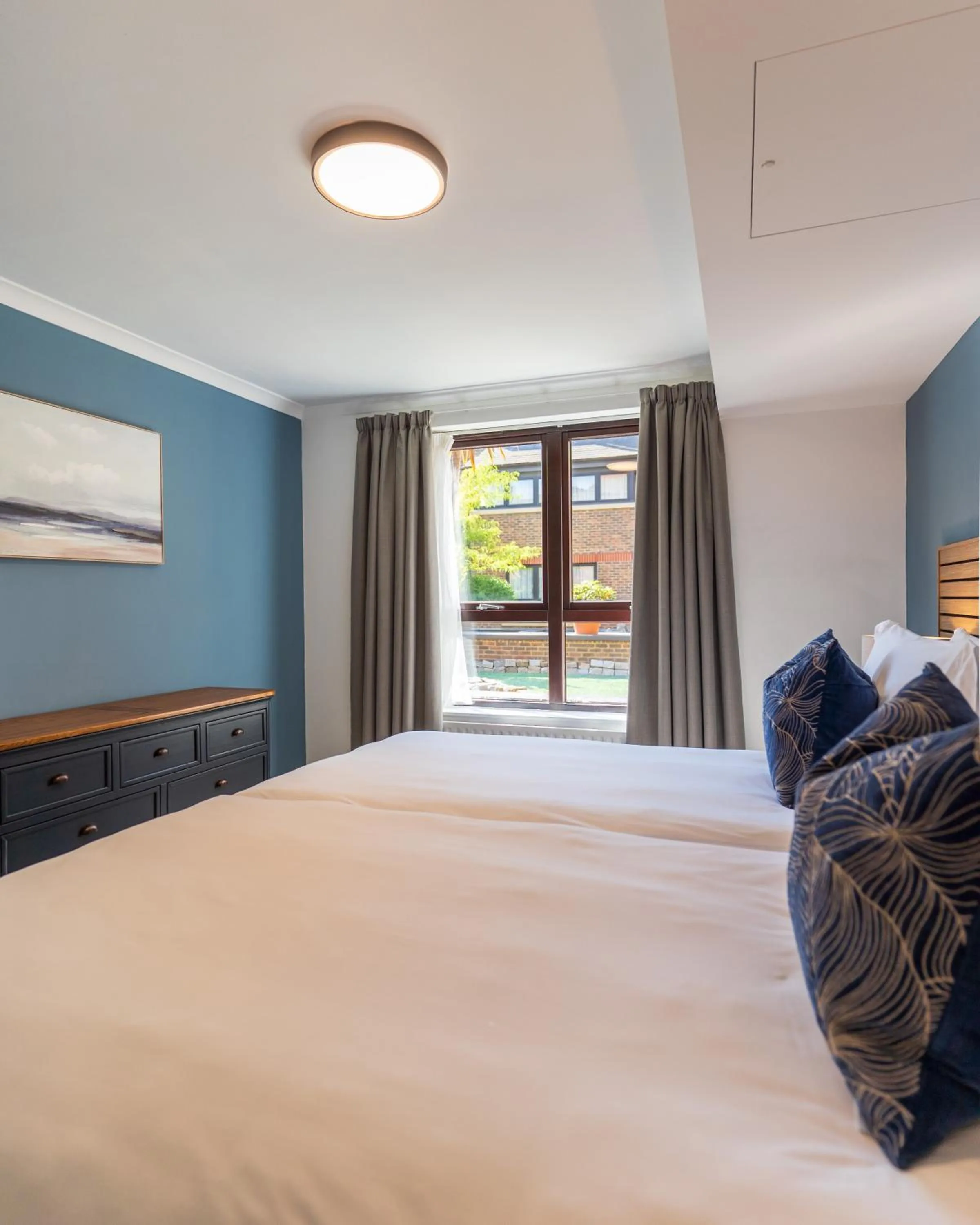 Bedroom, Bed in Monarch House - Serviced Apartments - Kensington