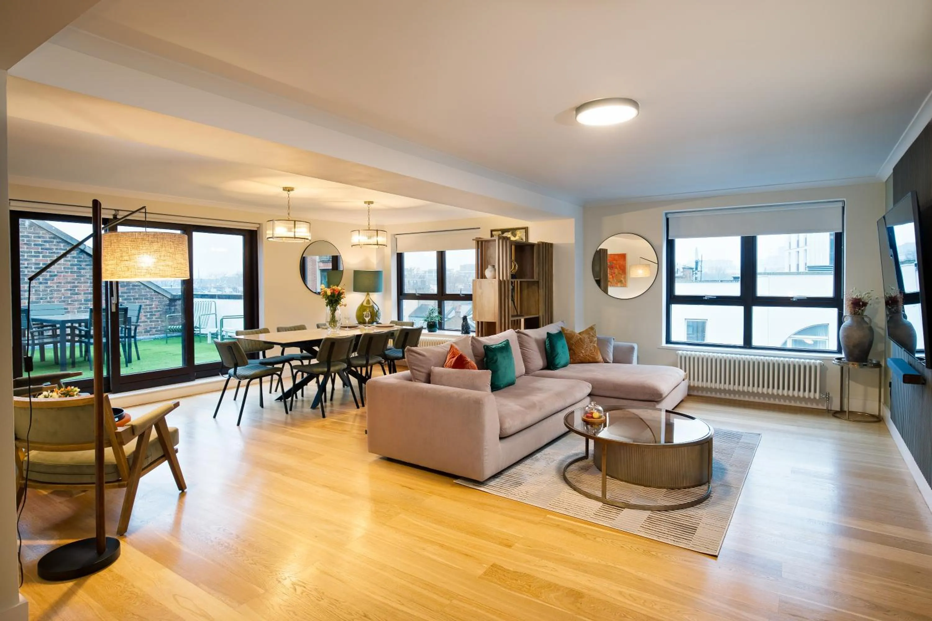 TV and multimedia in Monarch House - Serviced Apartments - Kensington