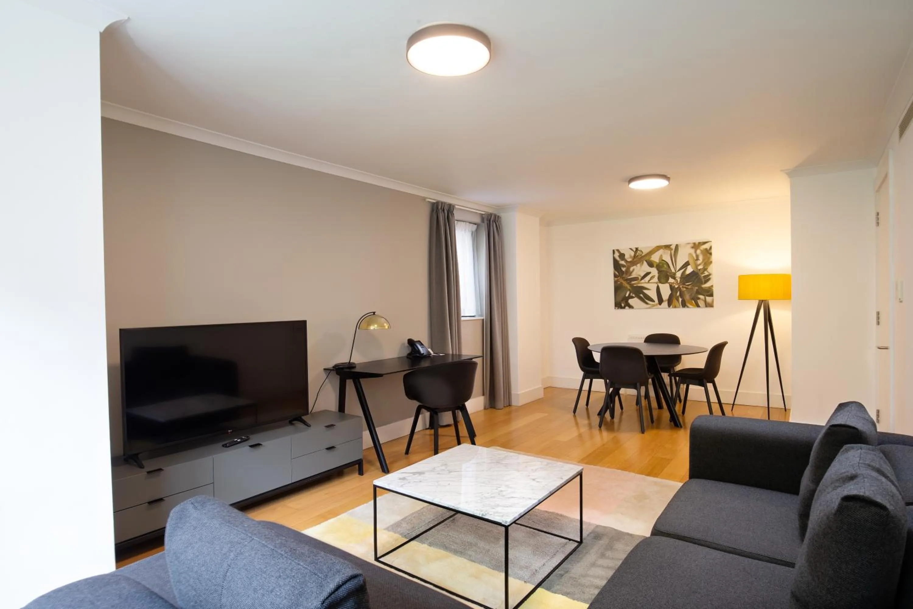 TV and multimedia in Monarch House - Serviced Apartments - Kensington