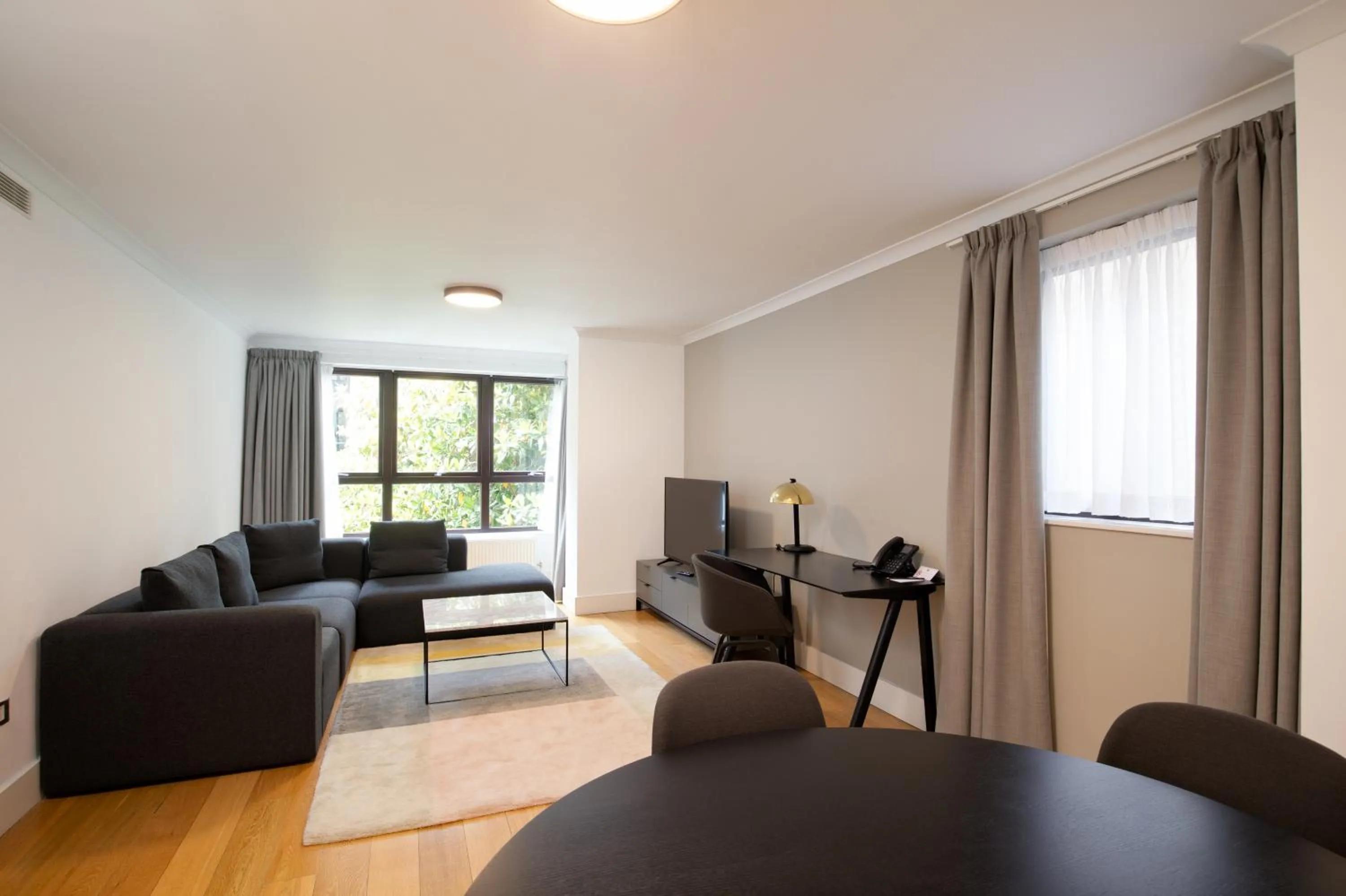 TV and multimedia in Monarch House - Serviced Apartments - Kensington