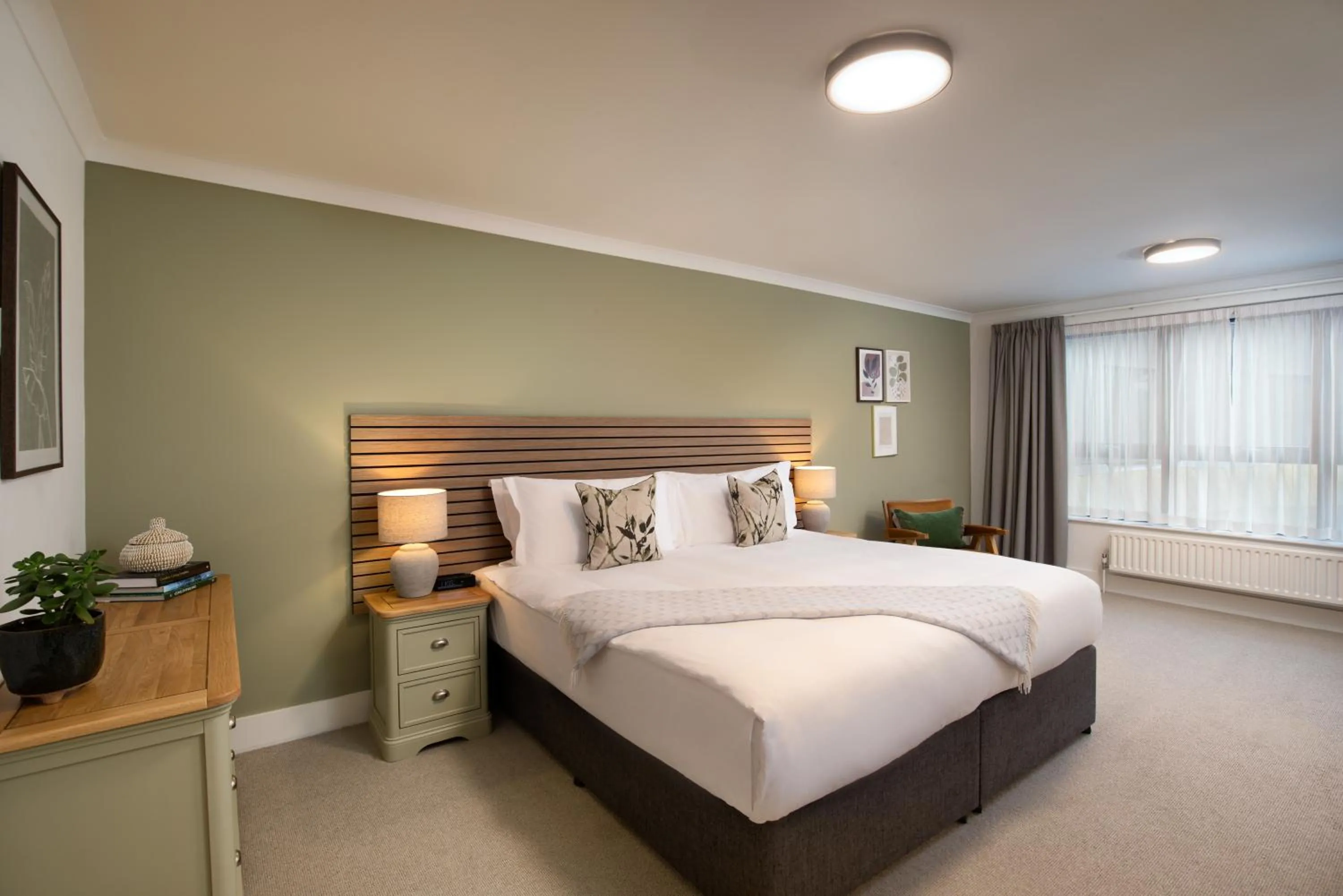 Bathroom, Bed in Monarch House - Serviced Apartments - Kensington