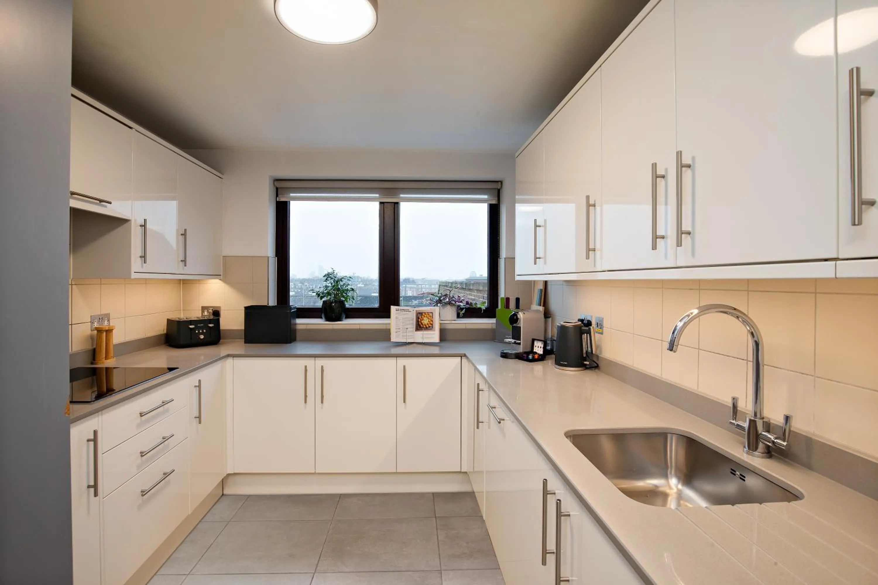 microwave in Monarch House - Serviced Apartments - Kensington