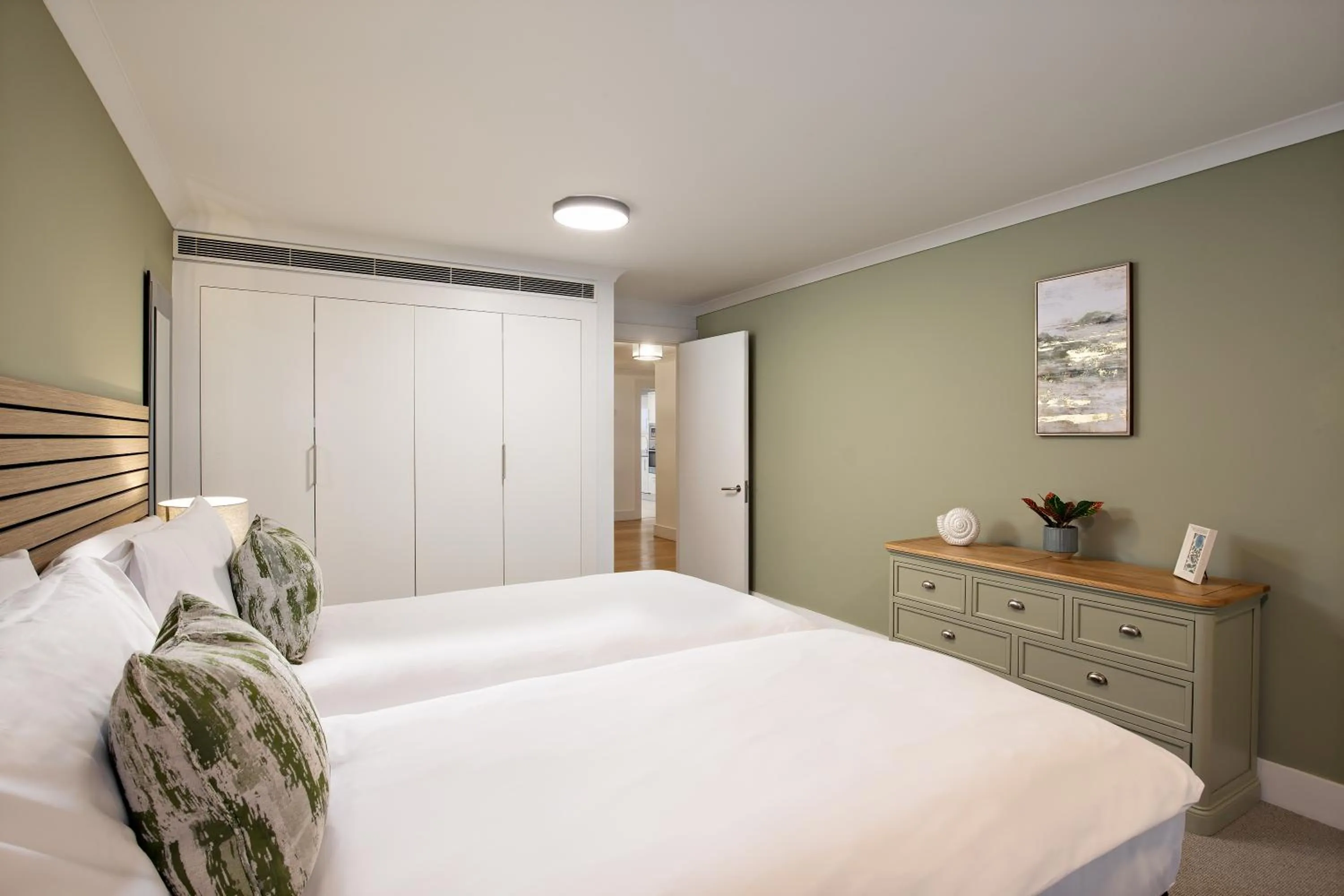 Bedroom, Bed in Monarch House - Serviced Apartments - Kensington