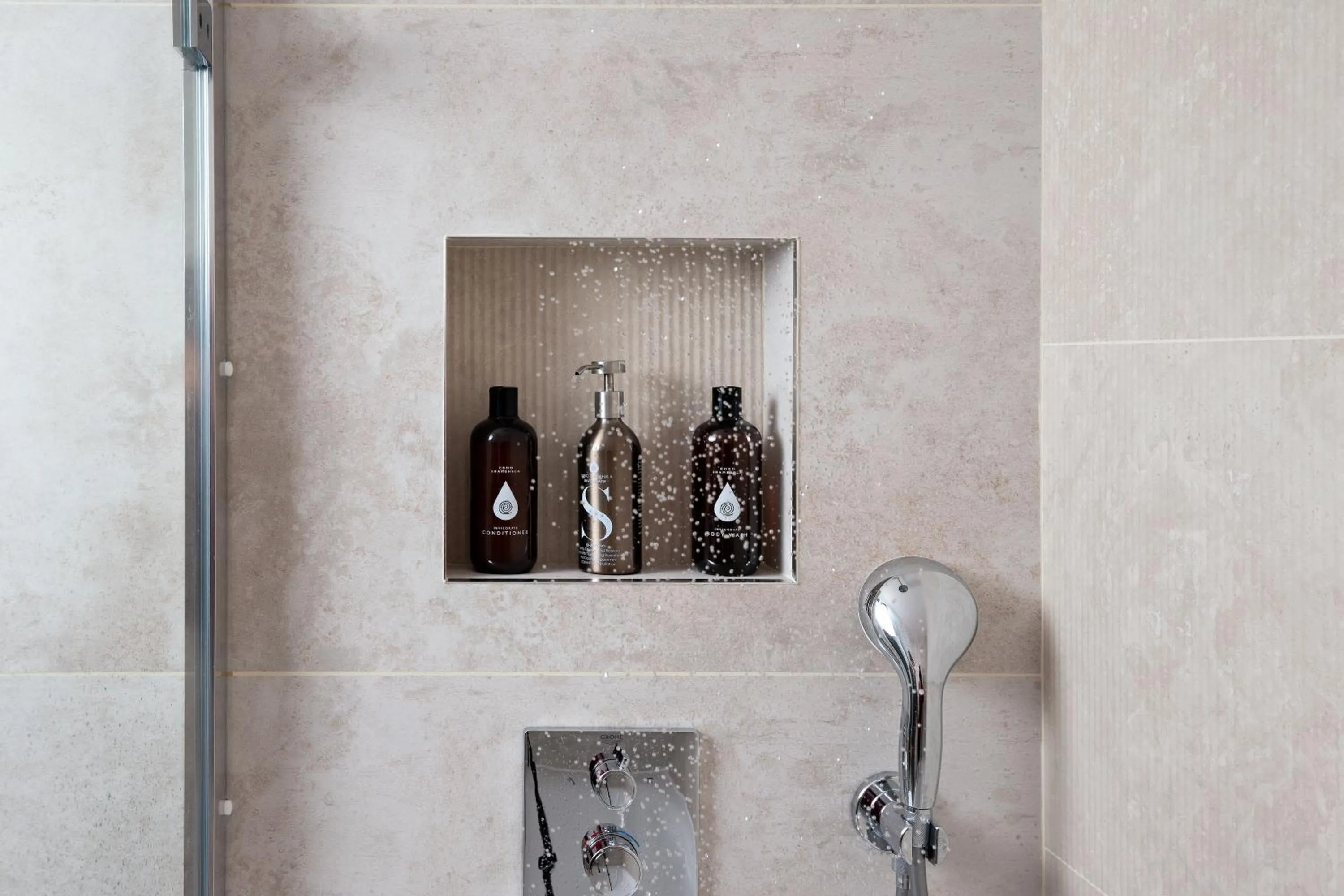 Shower in Monarch House - Serviced Apartments - Kensington