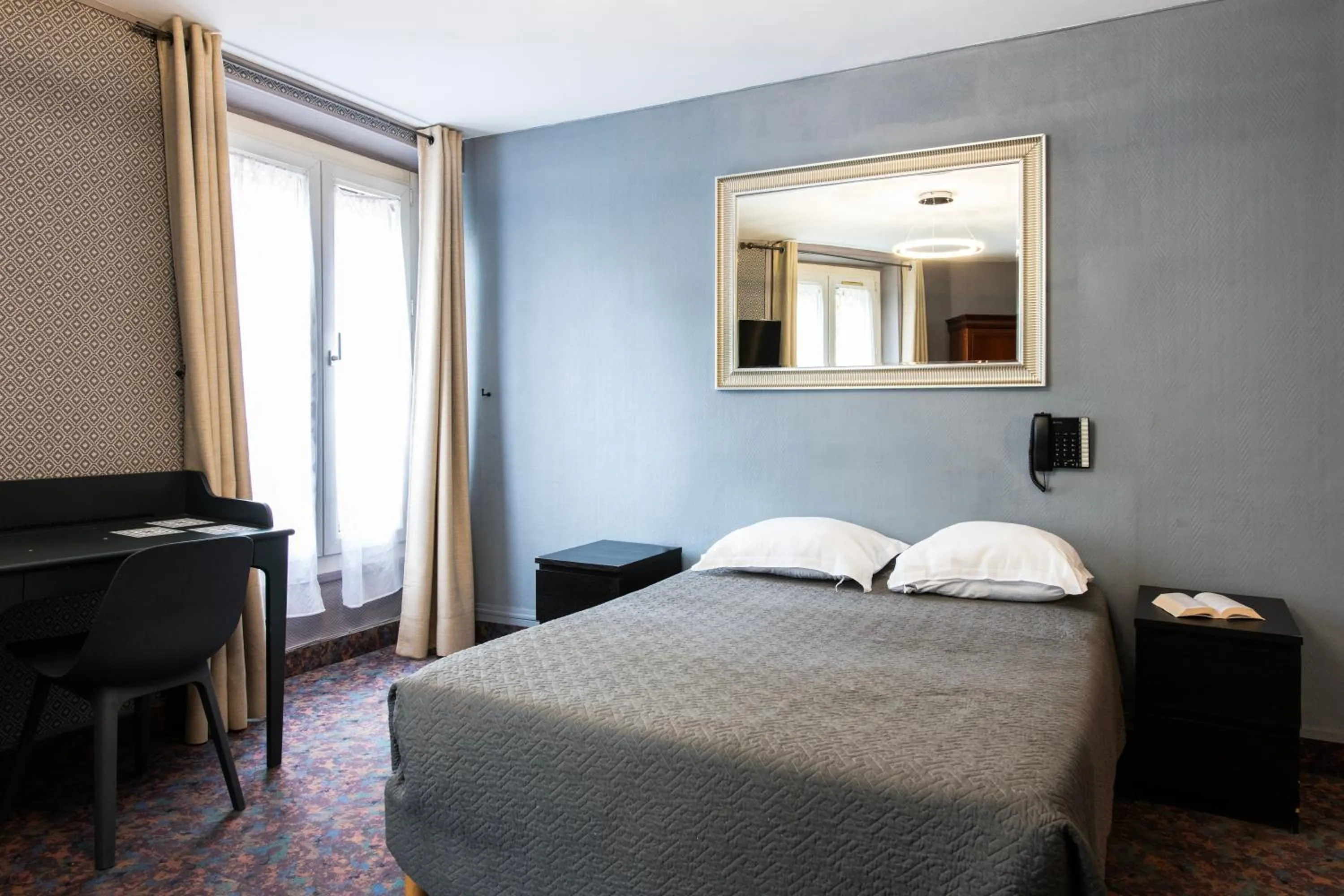 Bedroom, Bed in Grand Hôtel De Paris