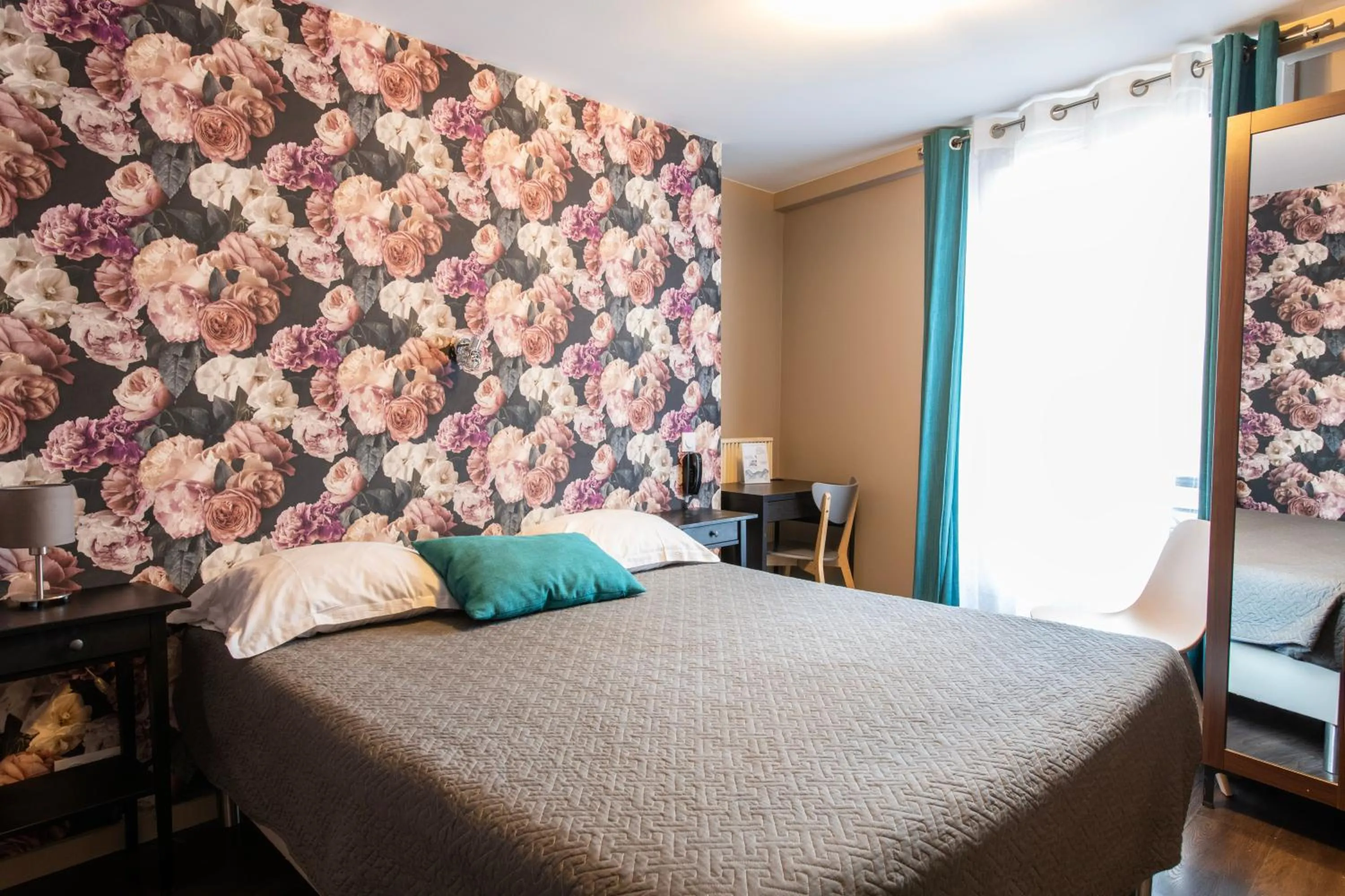 Bedroom, Bed in Grand Hôtel De Paris