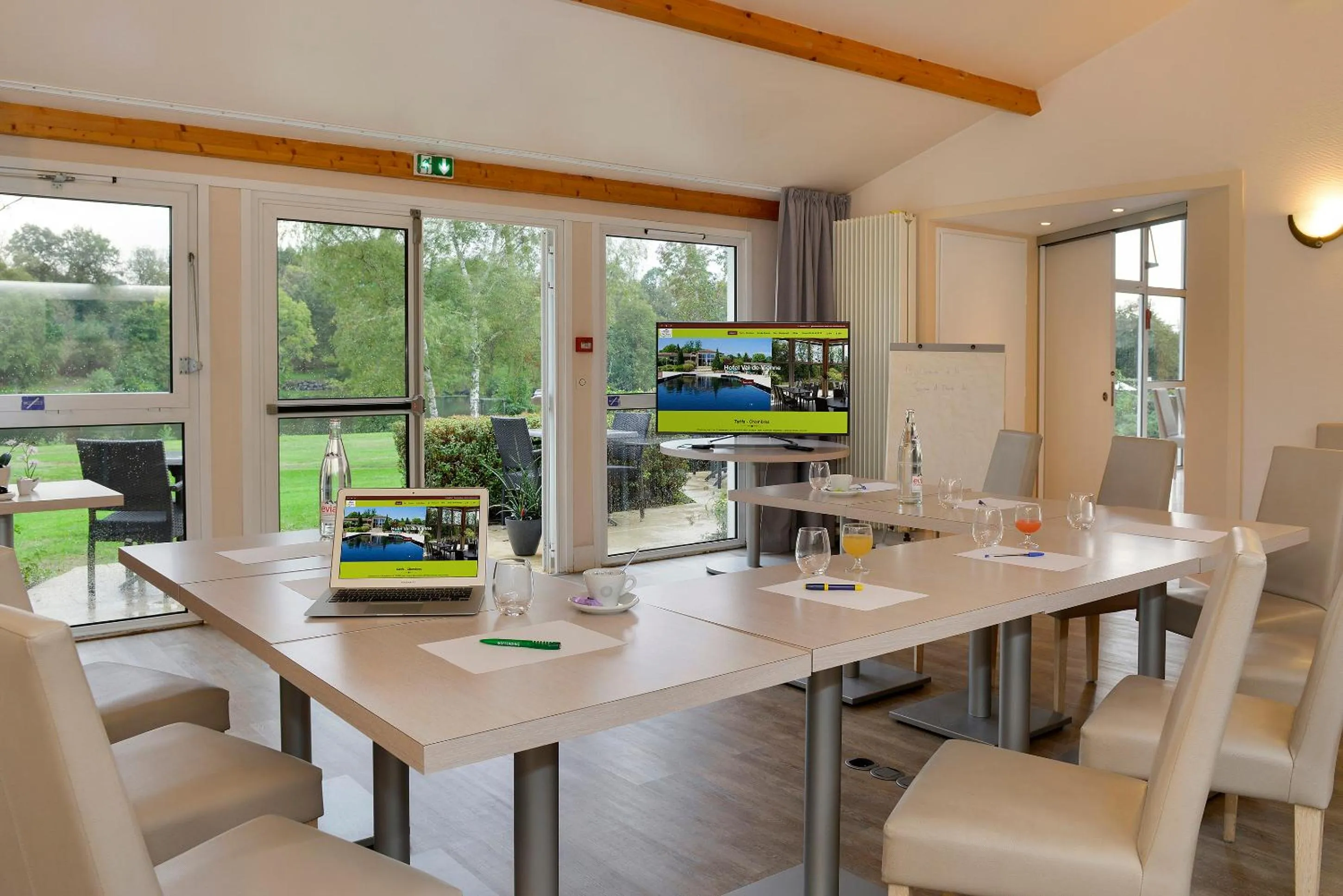 Business facilities in Logis Hôtel Val de Vienne