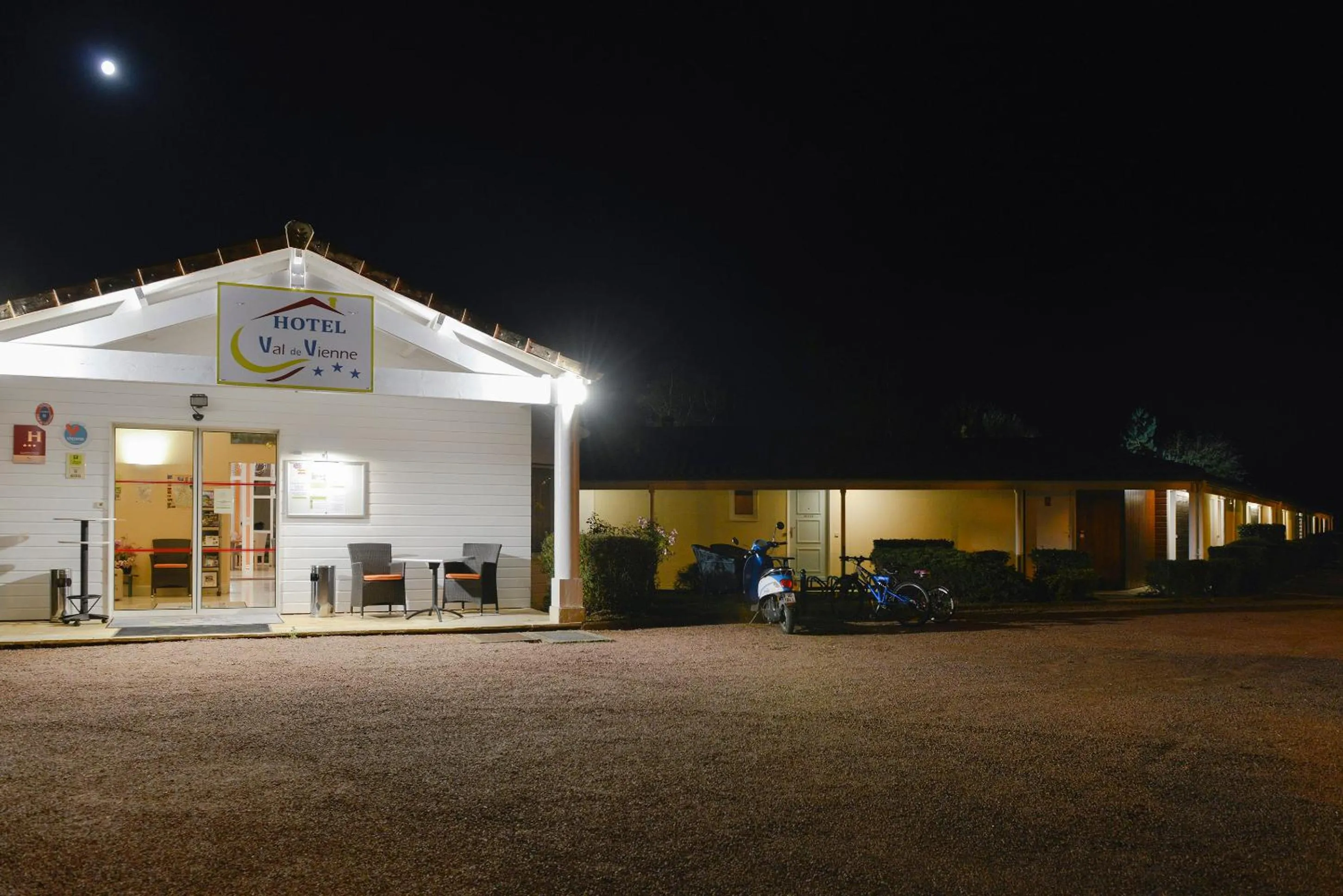 Facade/entrance in Logis Hôtel Val de Vienne