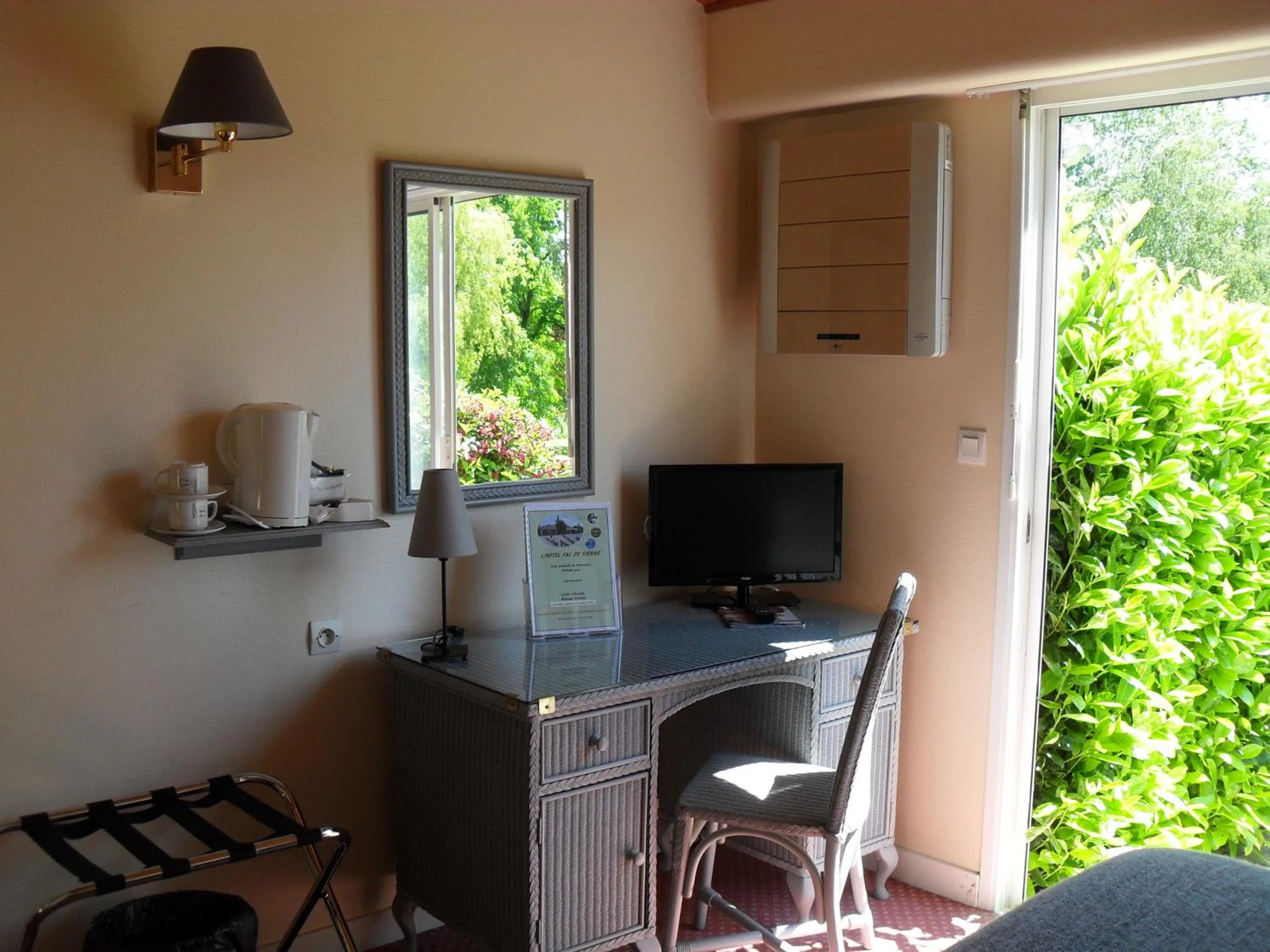 Coffee/tea facilities in Logis Hôtel Val de Vienne