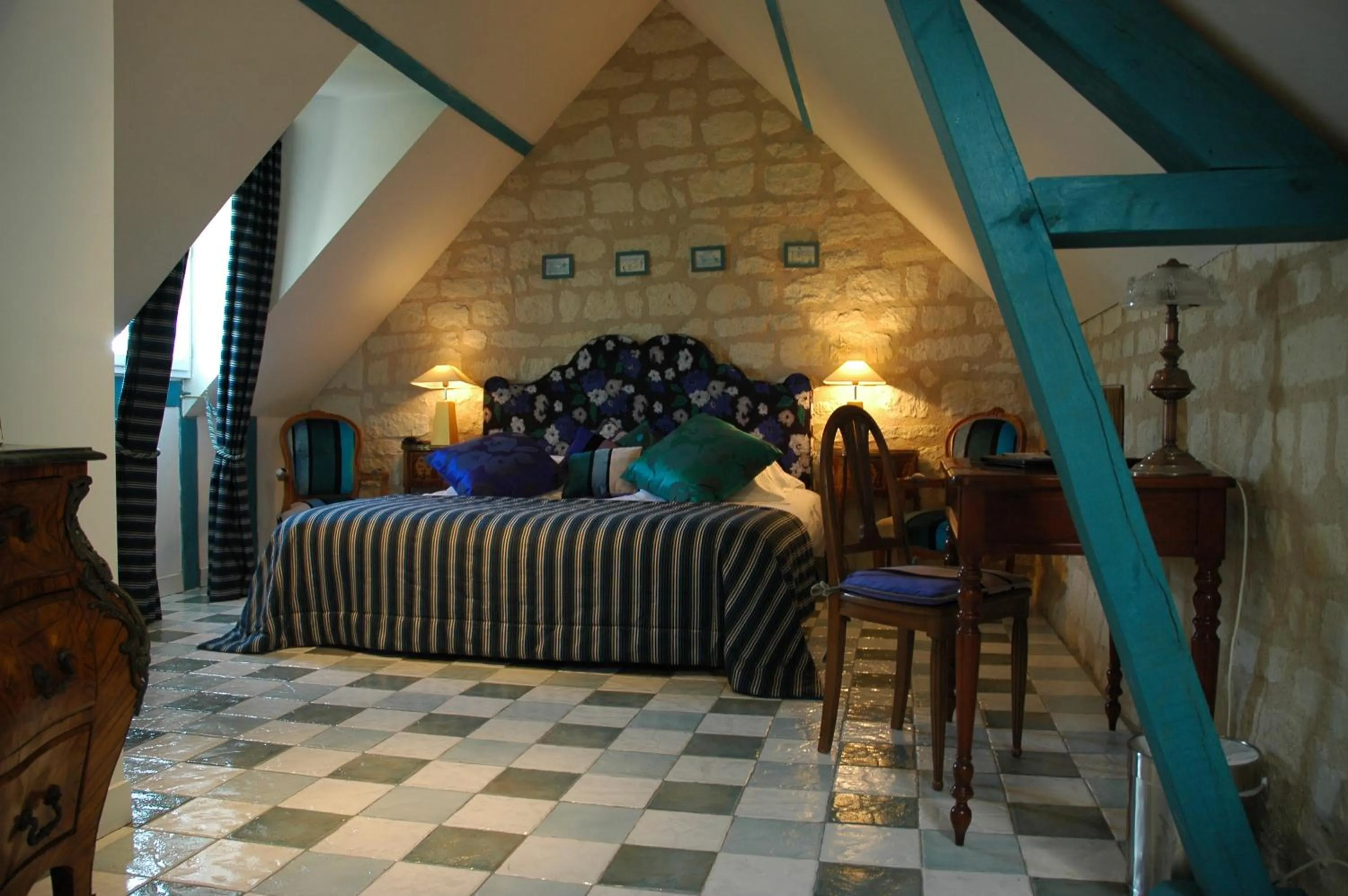 Photo of the whole room, Bed in Logis Demeure de la Vignole