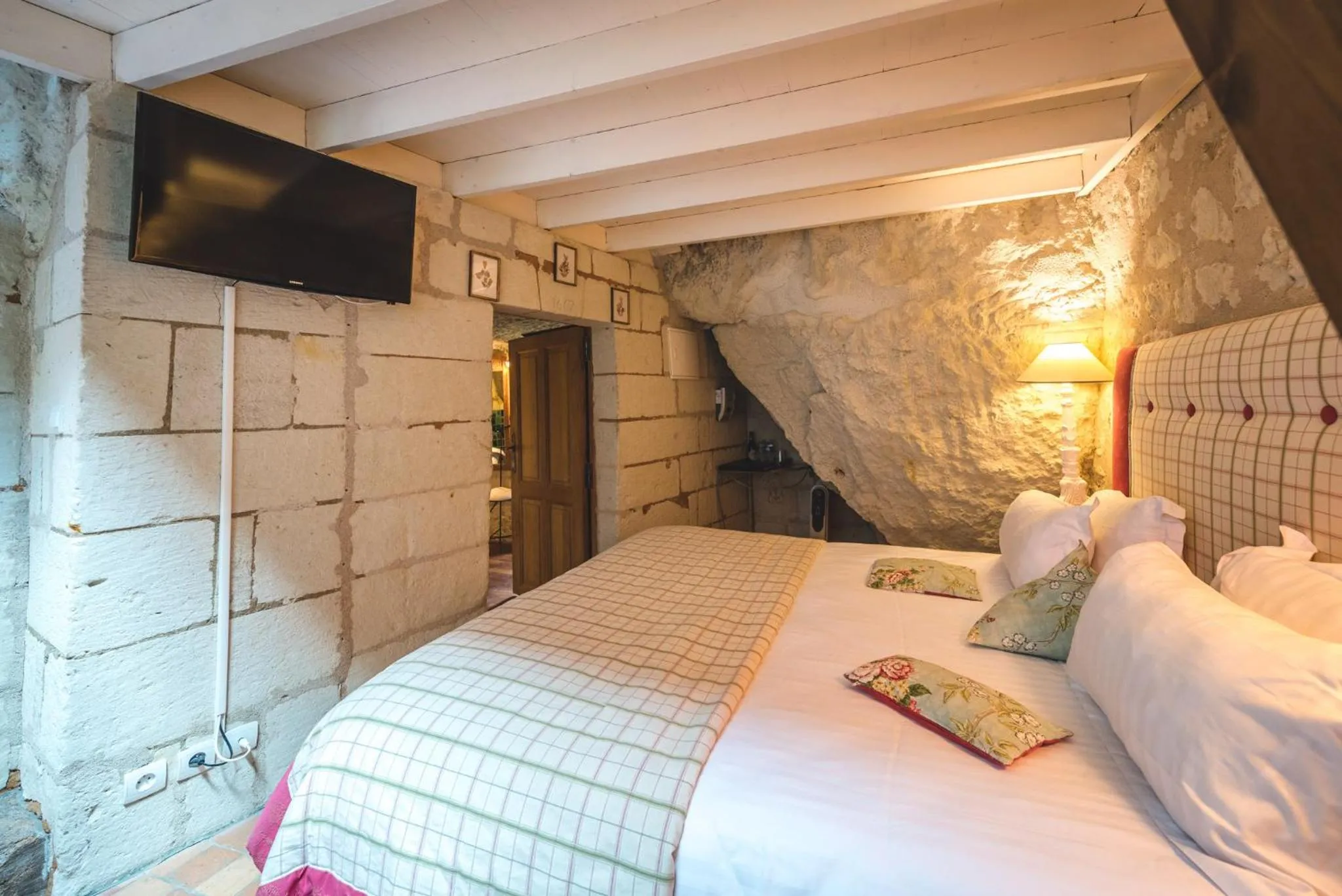 Bed in Logis Demeure de la Vignole