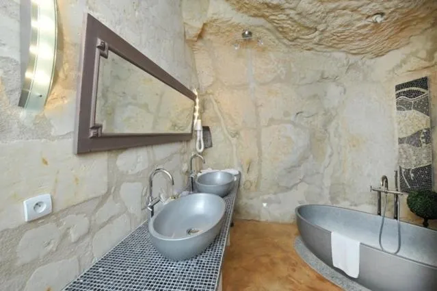 Bathroom in Logis Demeure de la Vignole
