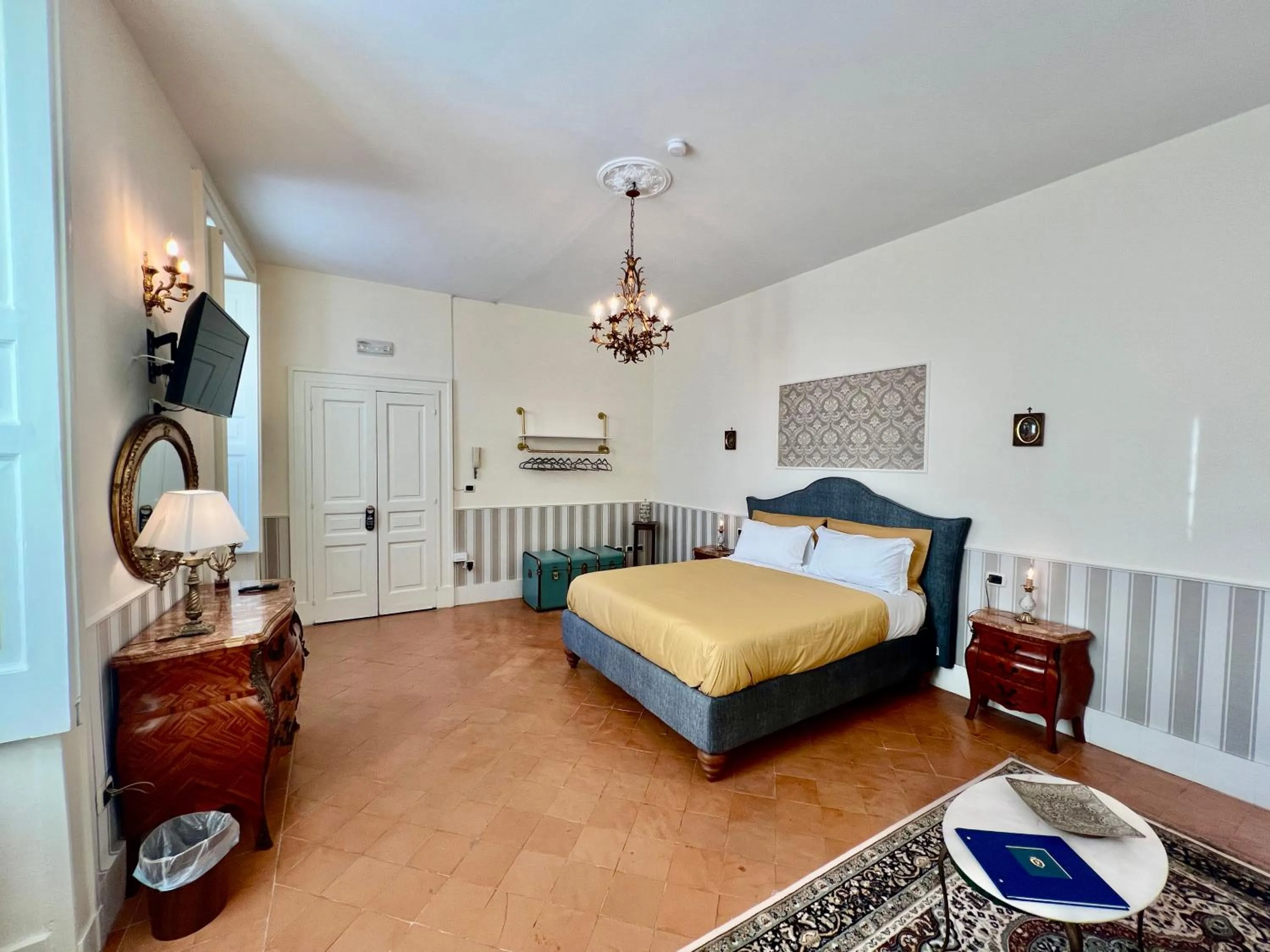 Photo of the whole room, Bed in Casa Santangelo Suites